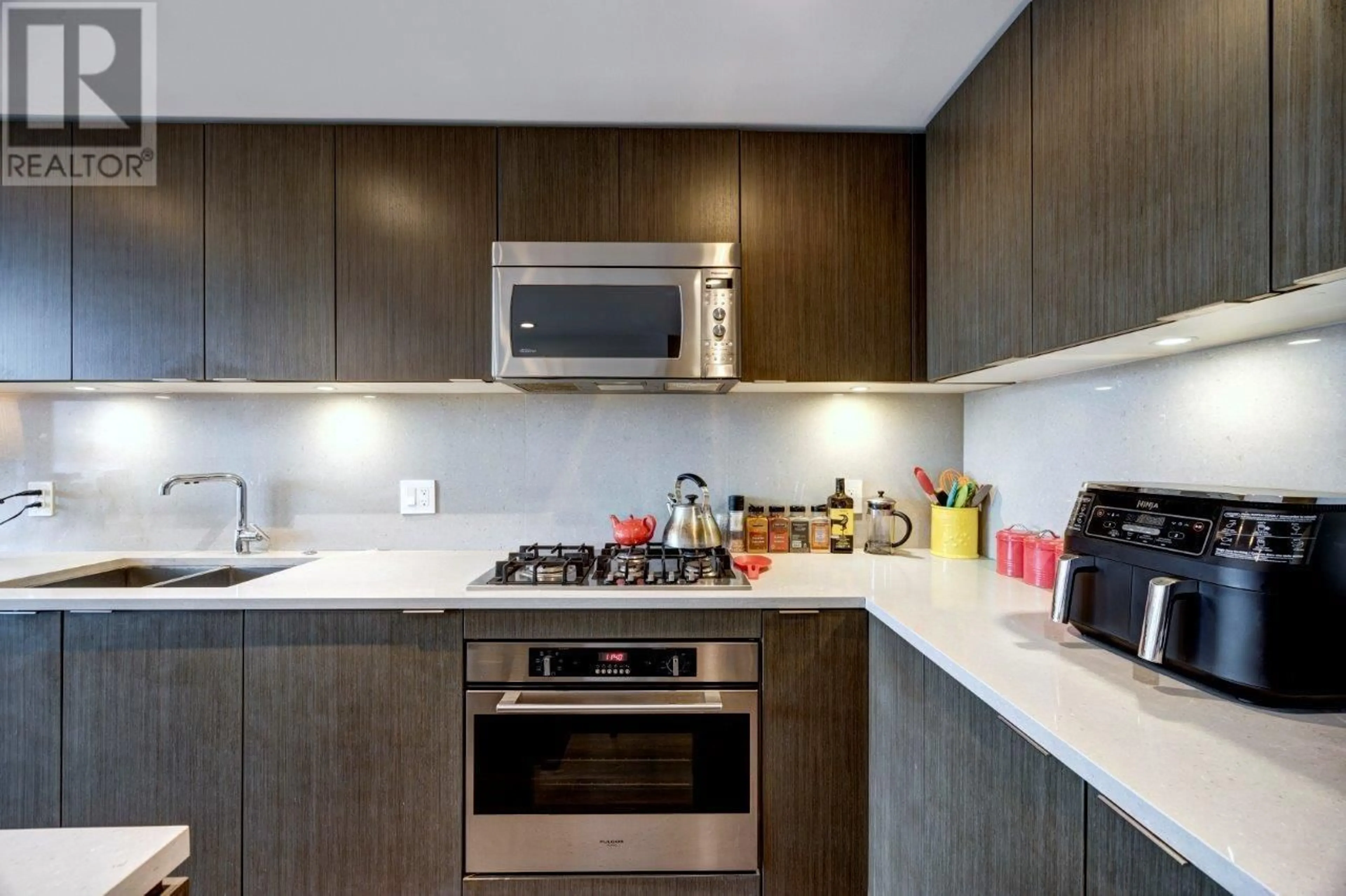 Standard kitchen, unknown for 908 - 125 14TH STREET, North Vancouver British Columbia V7L0E6
