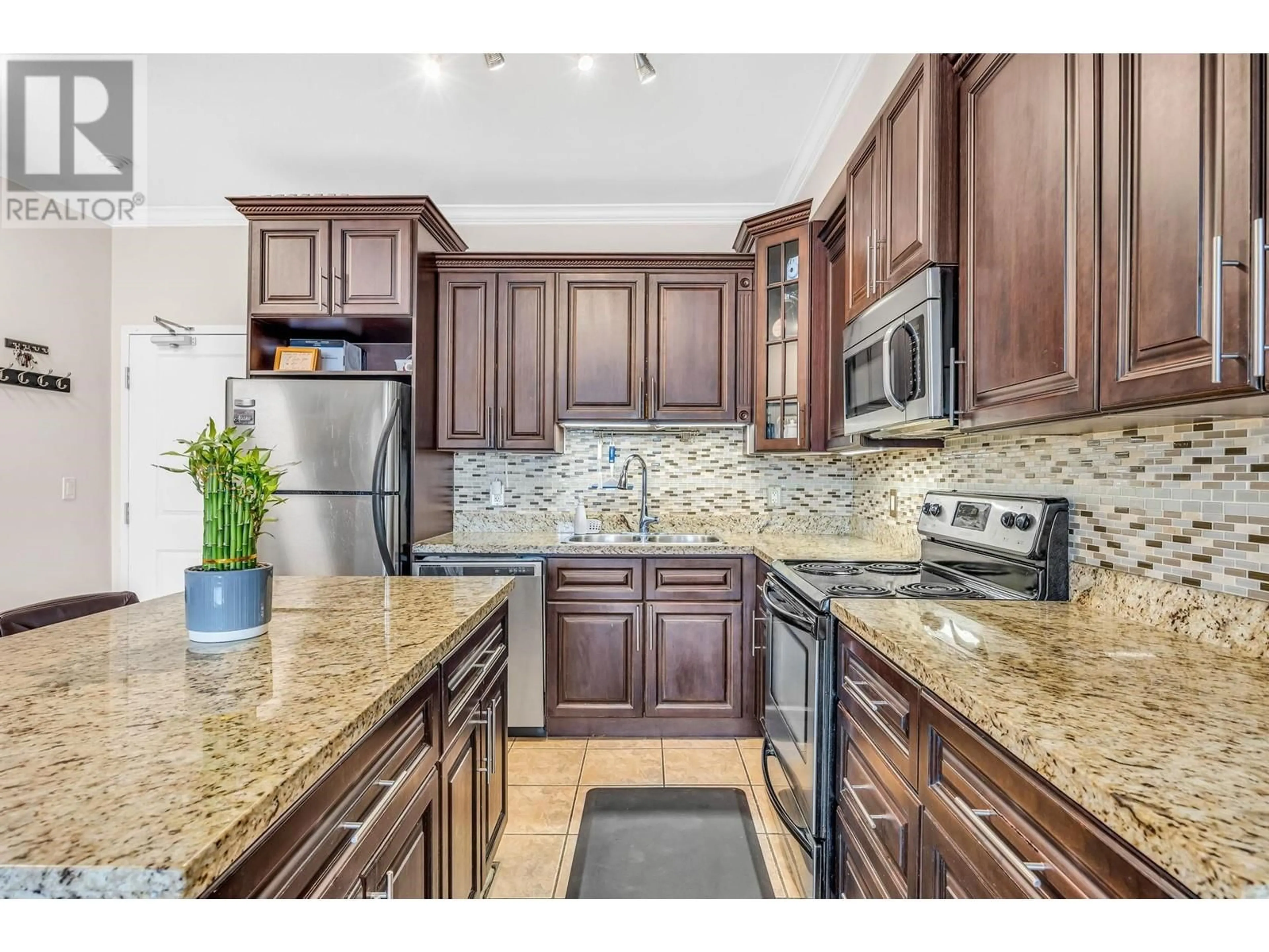 Open concept kitchen, ceramic/tile floor for 306 - 22363 SELKIRK AVENUE, Maple Ridge British Columbia V2X2X6