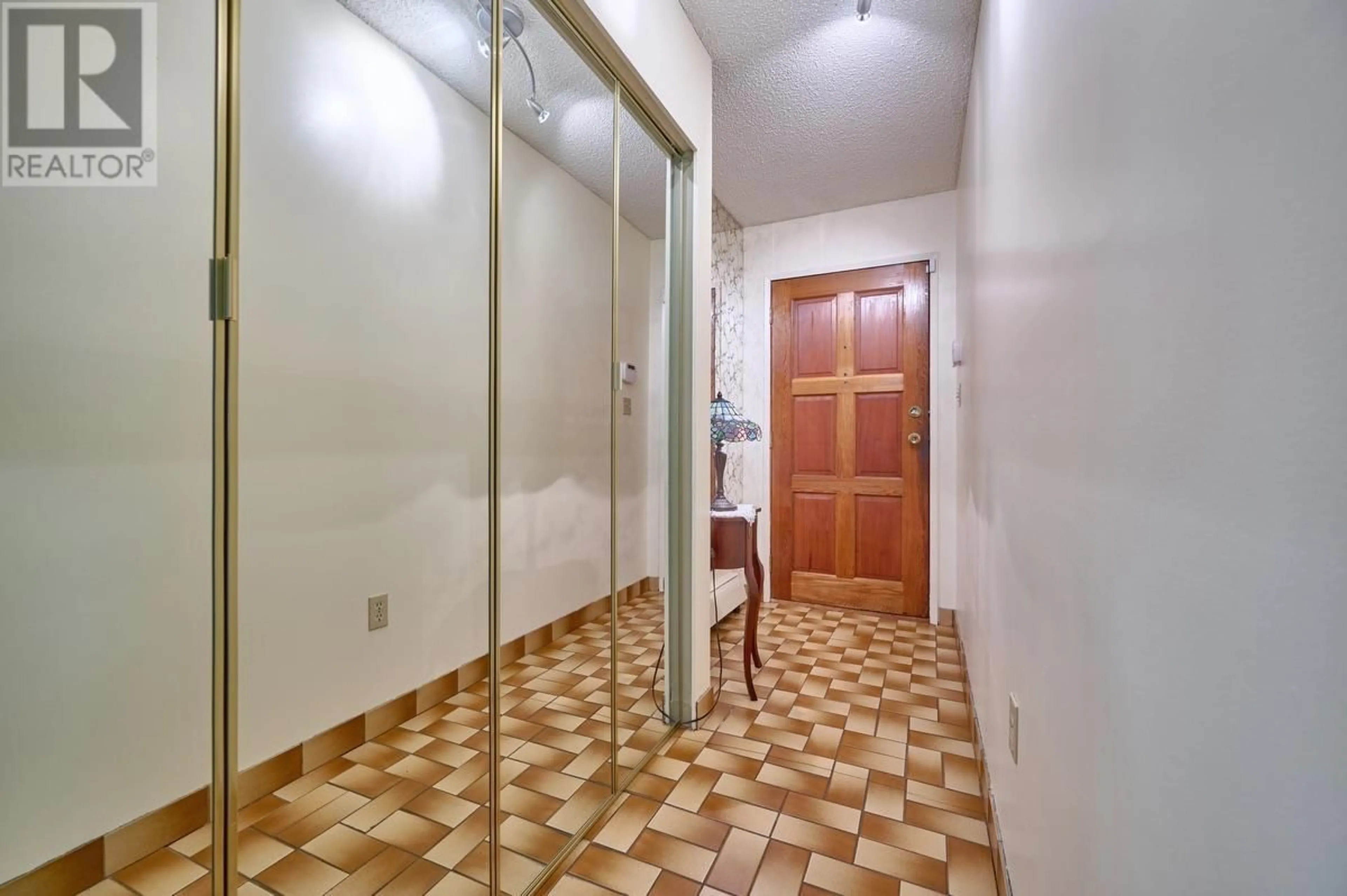 Indoor foyer for 4228 CRAIGFLOWER DRIVE, Richmond British Columbia V7C4W3