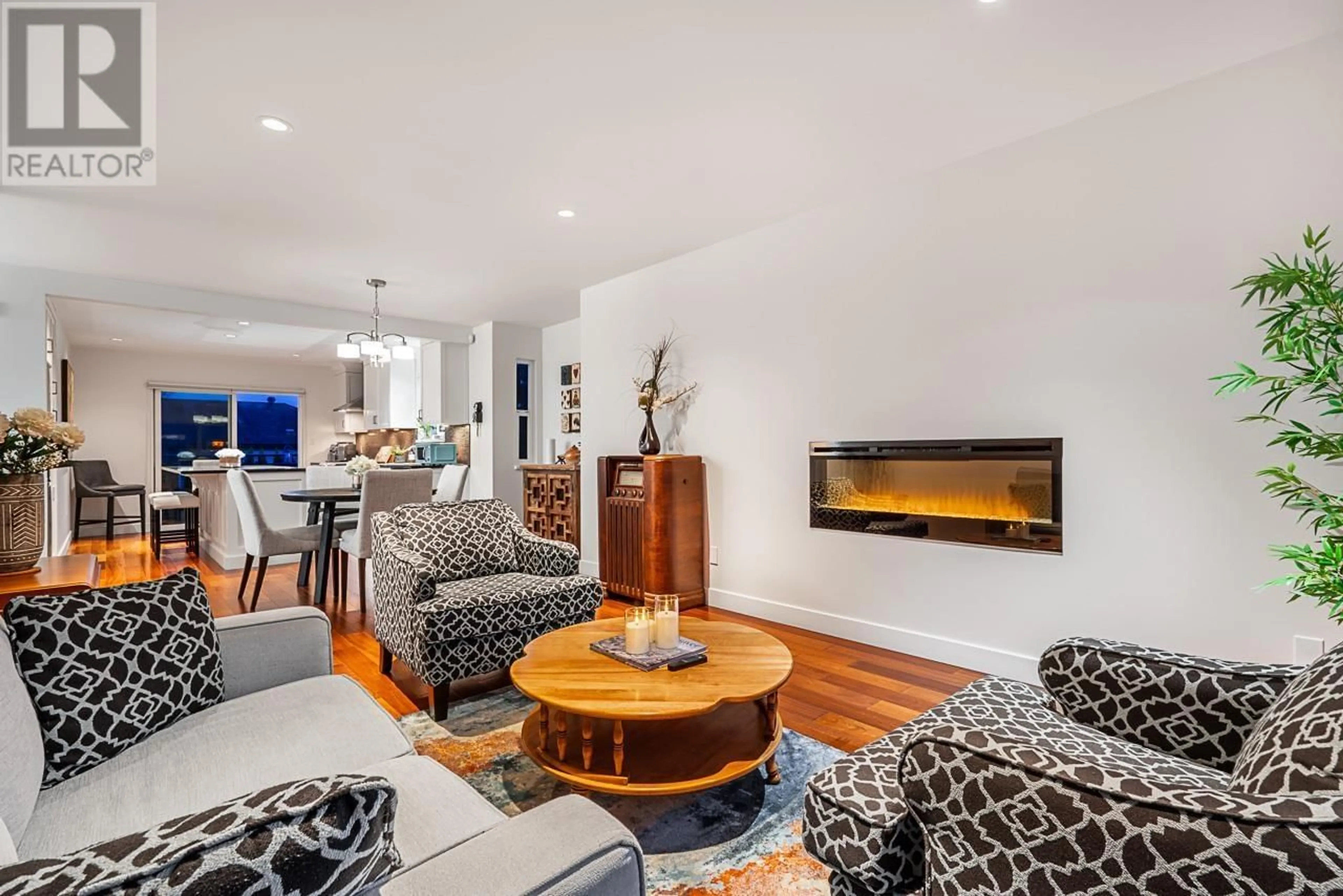 Living room with furniture, wood/laminate floor for 3343 MANNING CRESCENT, North Vancouver British Columbia V7H2N9