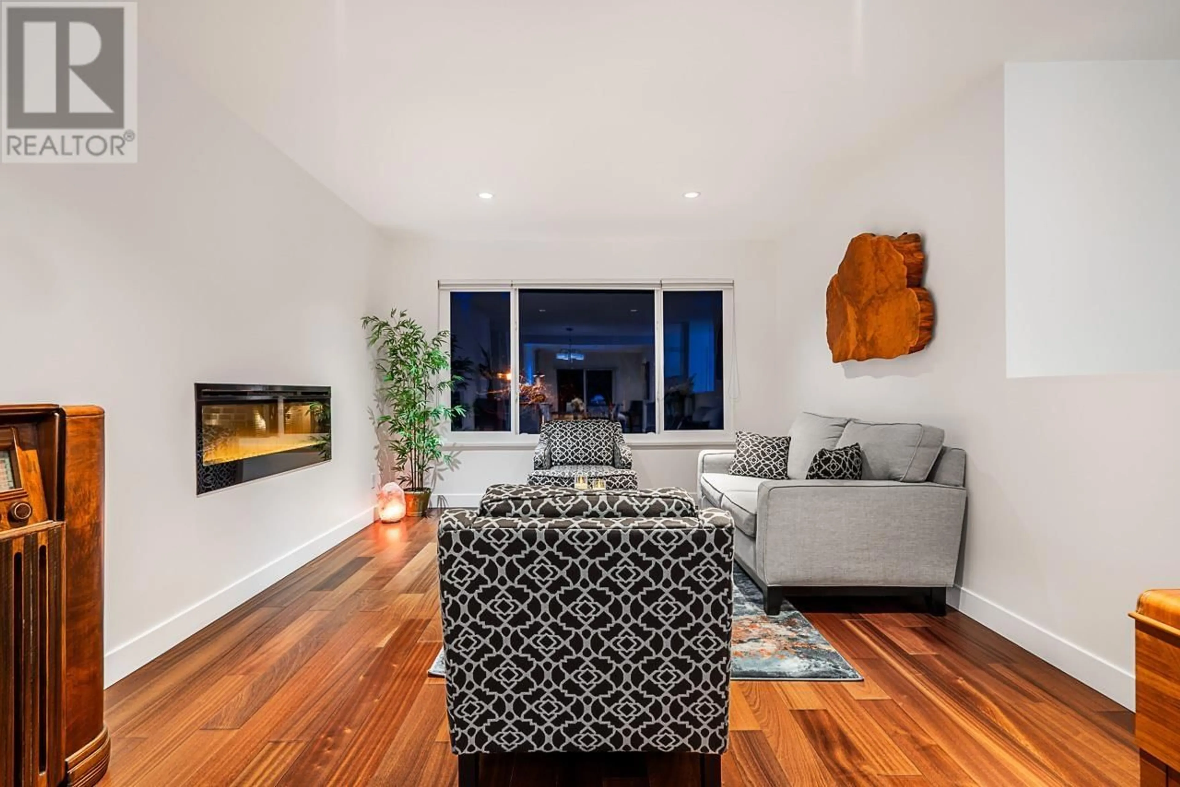 Living room with furniture, wood/laminate floor for 3343 MANNING CRESCENT, North Vancouver British Columbia V7H2N9