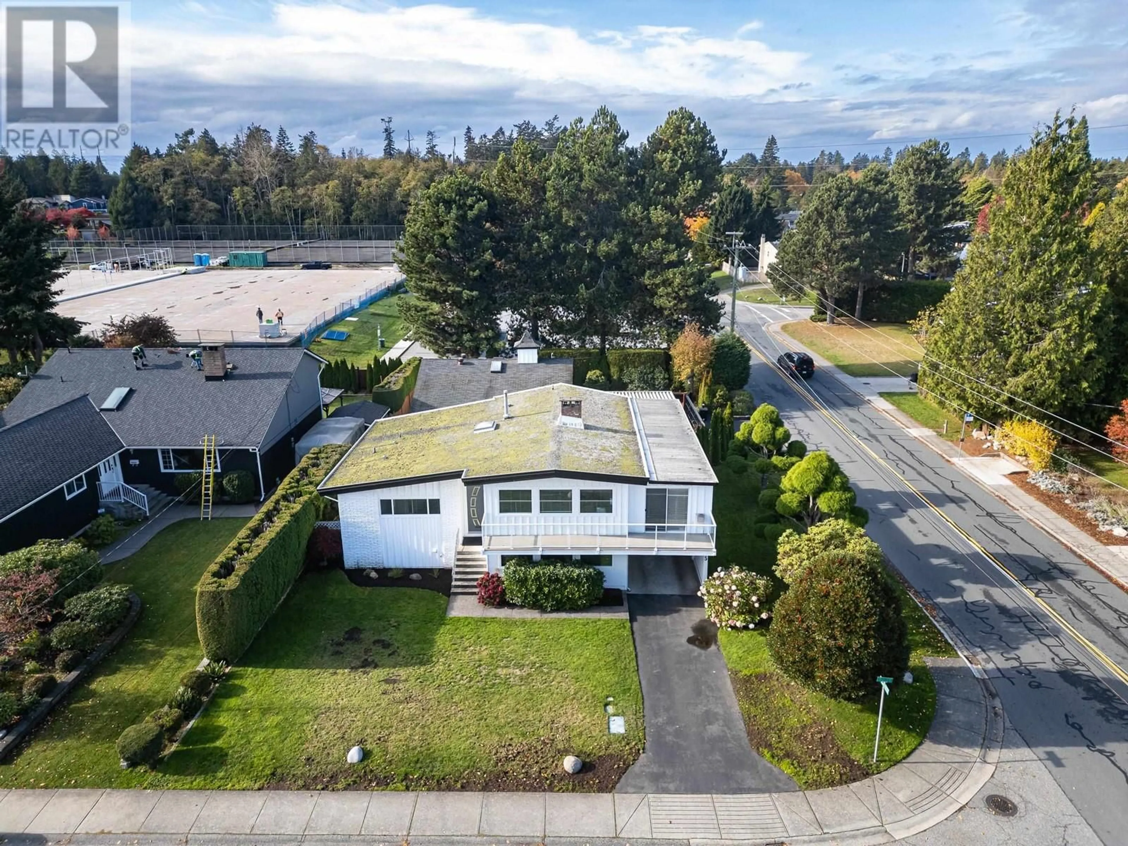 A pic from outside/outdoor area/front of a property/back of a property/a pic from drone, unknown for 395 52 STREET, Delta British Columbia V4M2Y5
