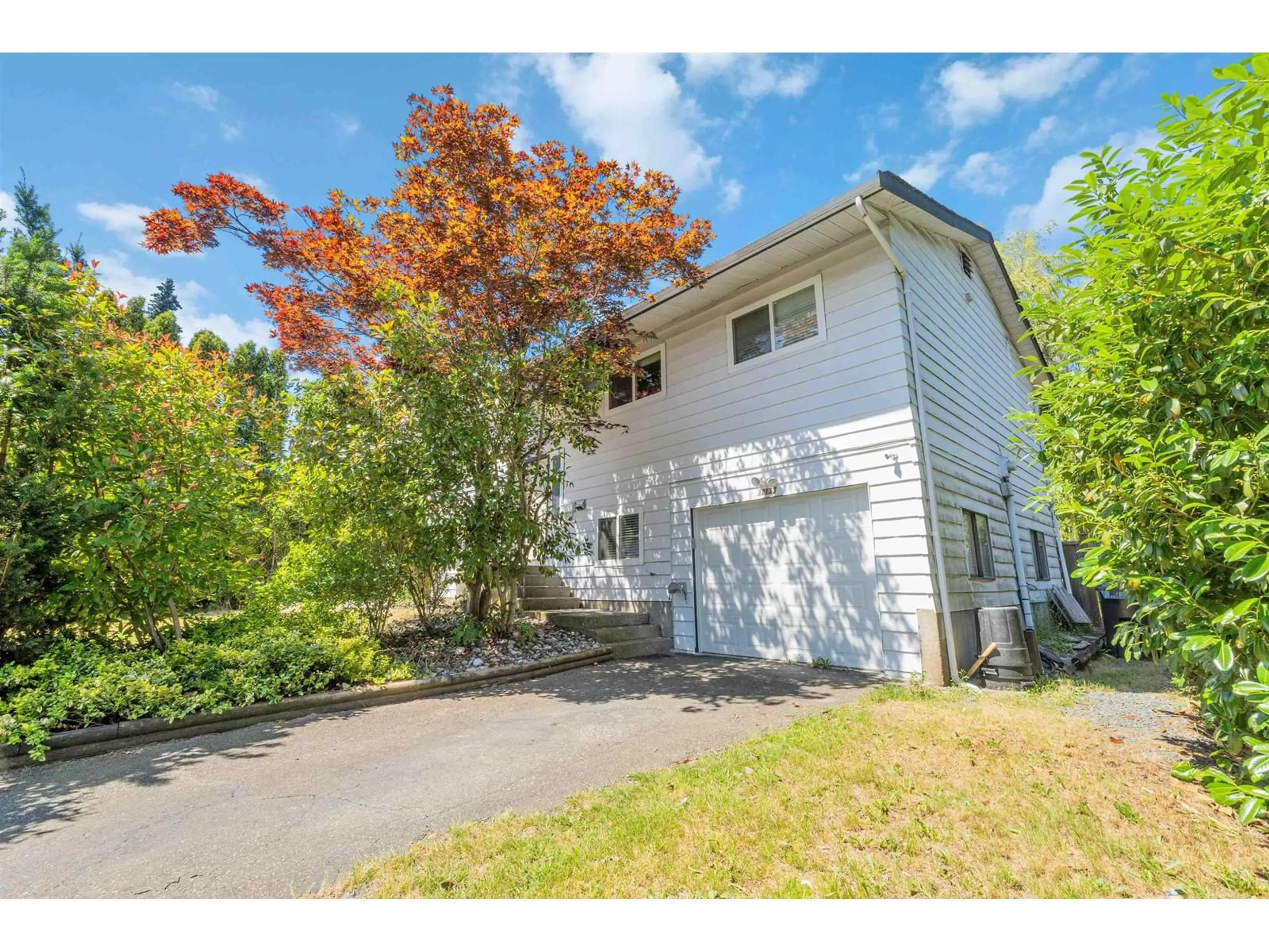 A pic from outside/outdoor area/front of a property/back of a property/a pic from drone, street for 32133 MOUAT, Abbotsford British Columbia V2T4G6