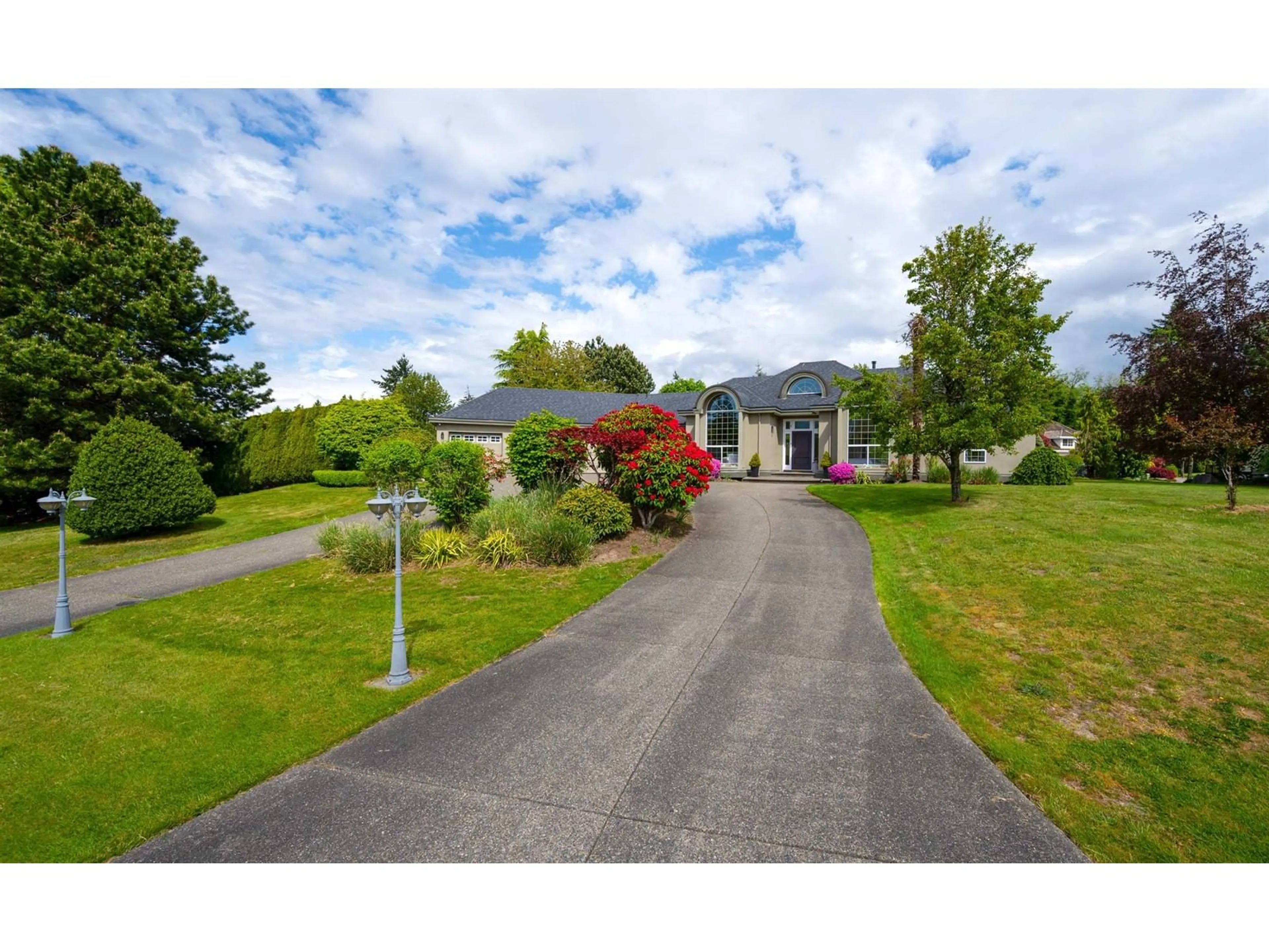 A pic from outside/outdoor area/front of a property/back of a property/a pic from drone, mountain view for 2750 165, Surrey British Columbia V3Z9X2