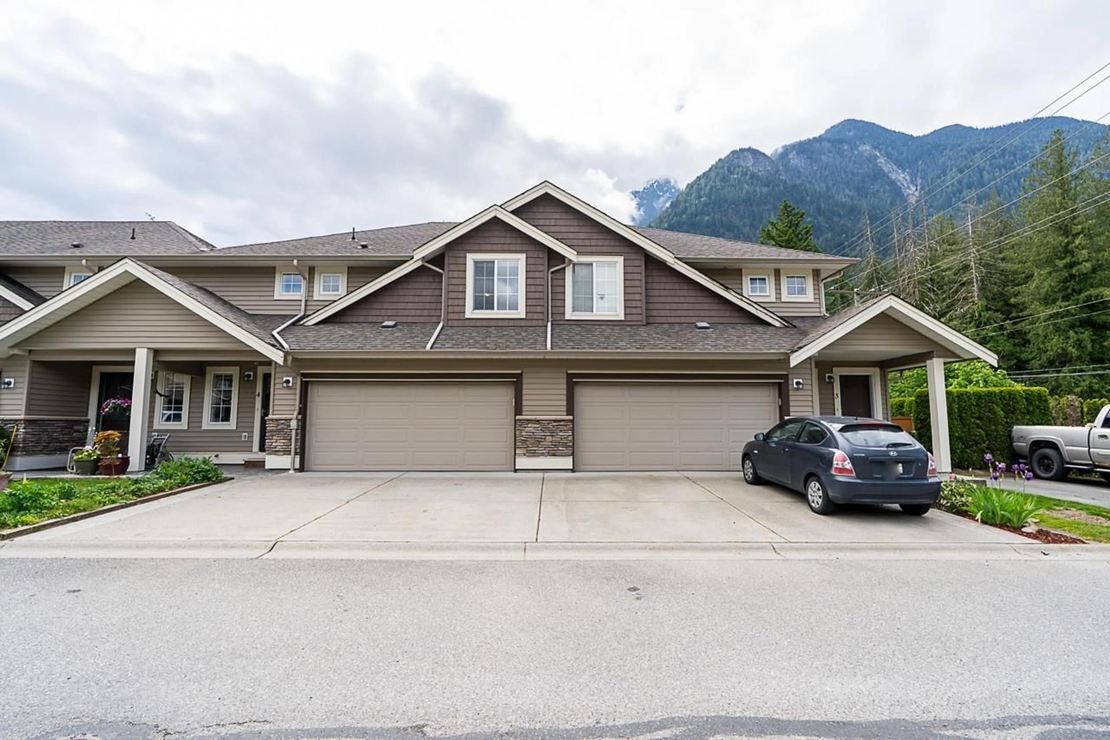 A pic from outside/outdoor area/front of a property/back of a property/a pic from drone, mountain view for 4 - 1175 7TH AVENUE, Hope British Columbia V0X1L4