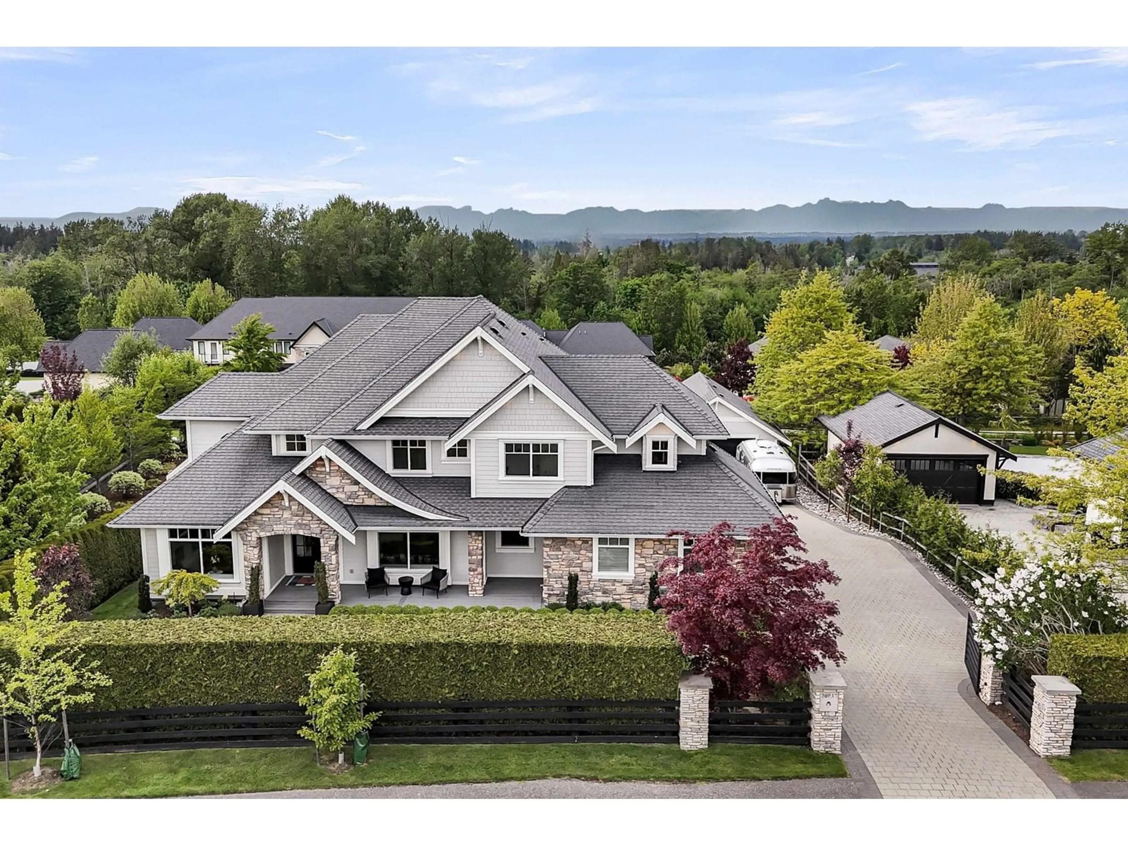 A pic from outside/outdoor area/front of a property/back of a property/a pic from drone, mountain view for 20037 2ND, Langley British Columbia V2Z0A3