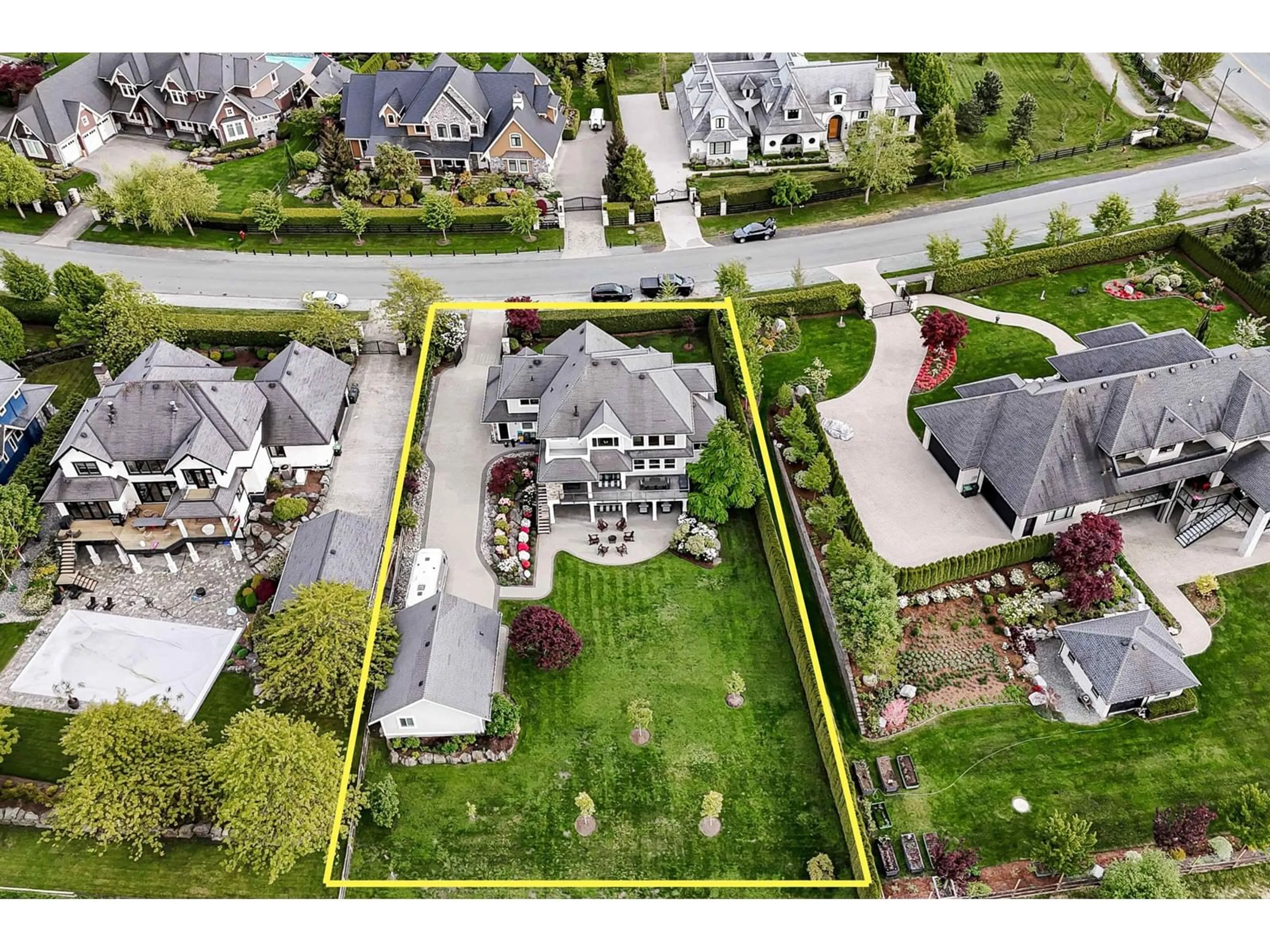 A pic from outside/outdoor area/front of a property/back of a property/a pic from drone, street for 20037 2ND, Langley British Columbia V2Z0A3