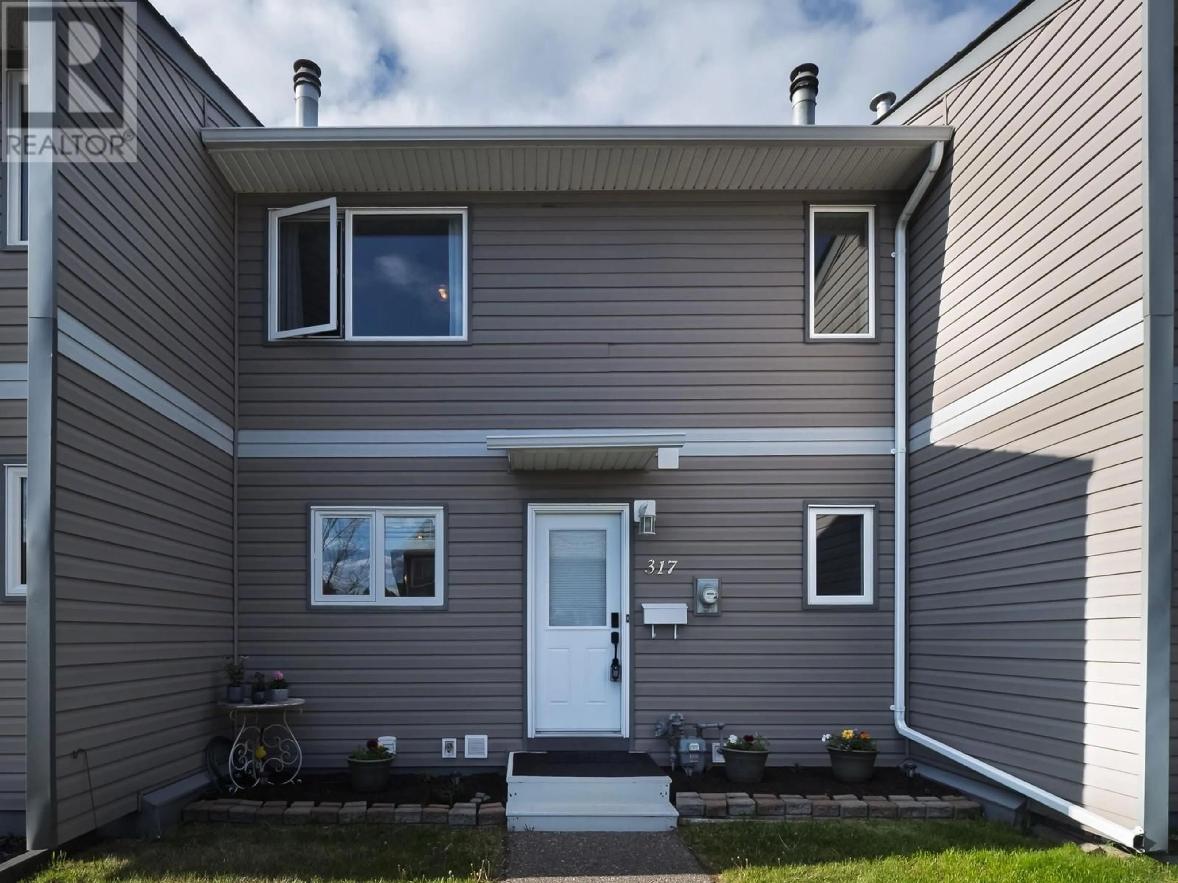 Home with vinyl exterior material, street for 317 - 2550 OSPIKA BOULEVARD, Prince George British Columbia V2N3T2