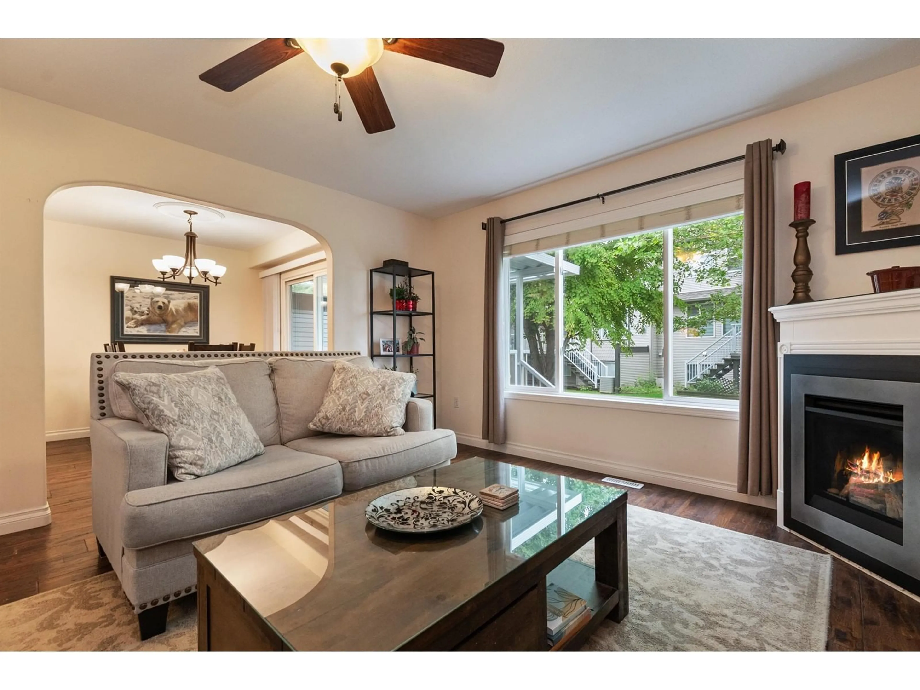Living room with furniture, wood/laminate floor for 35 - 46360 VALLEYVIEW ROAD, Chilliwack British Columbia V2R5L7