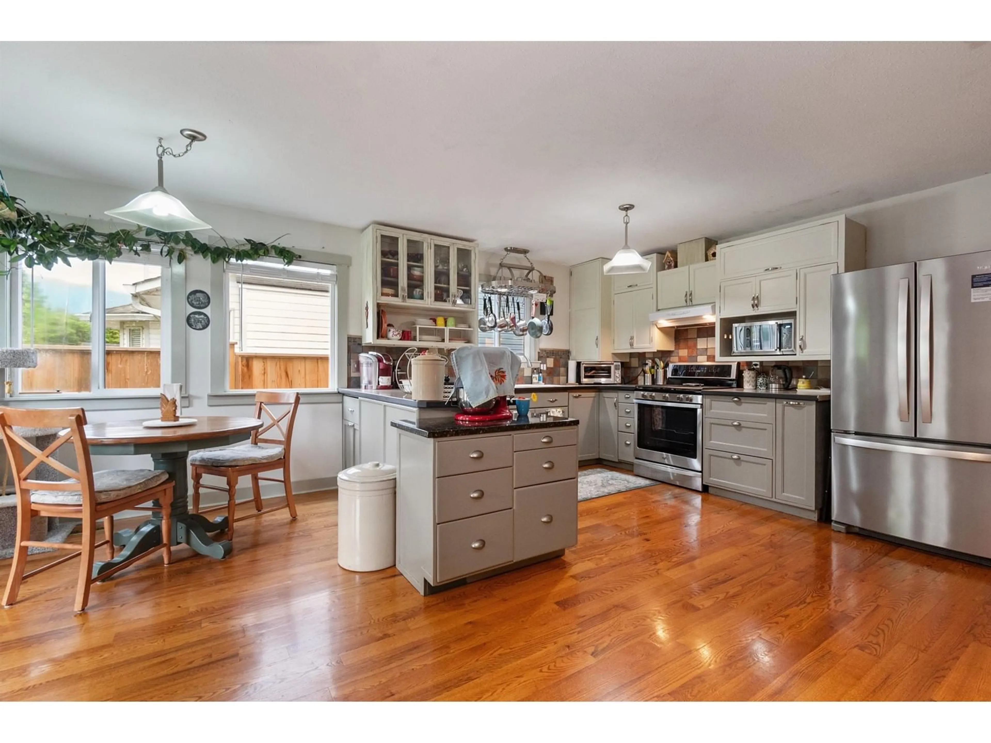 Open concept kitchen, wood/laminate floor for 5906 BIRMINGHAM PLACE, Chilliwack British Columbia V2R3G1