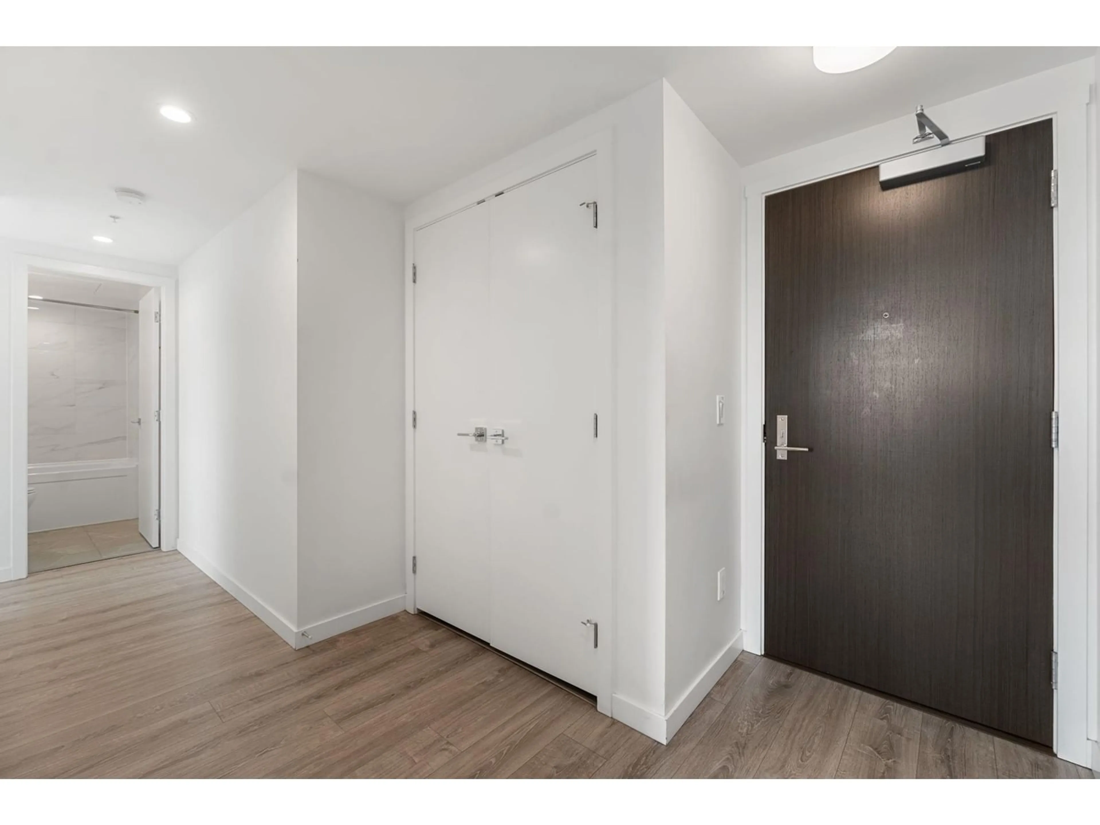 Indoor entryway for 1112 - 13350 CENTRAL, Surrey British Columbia V3T0S1