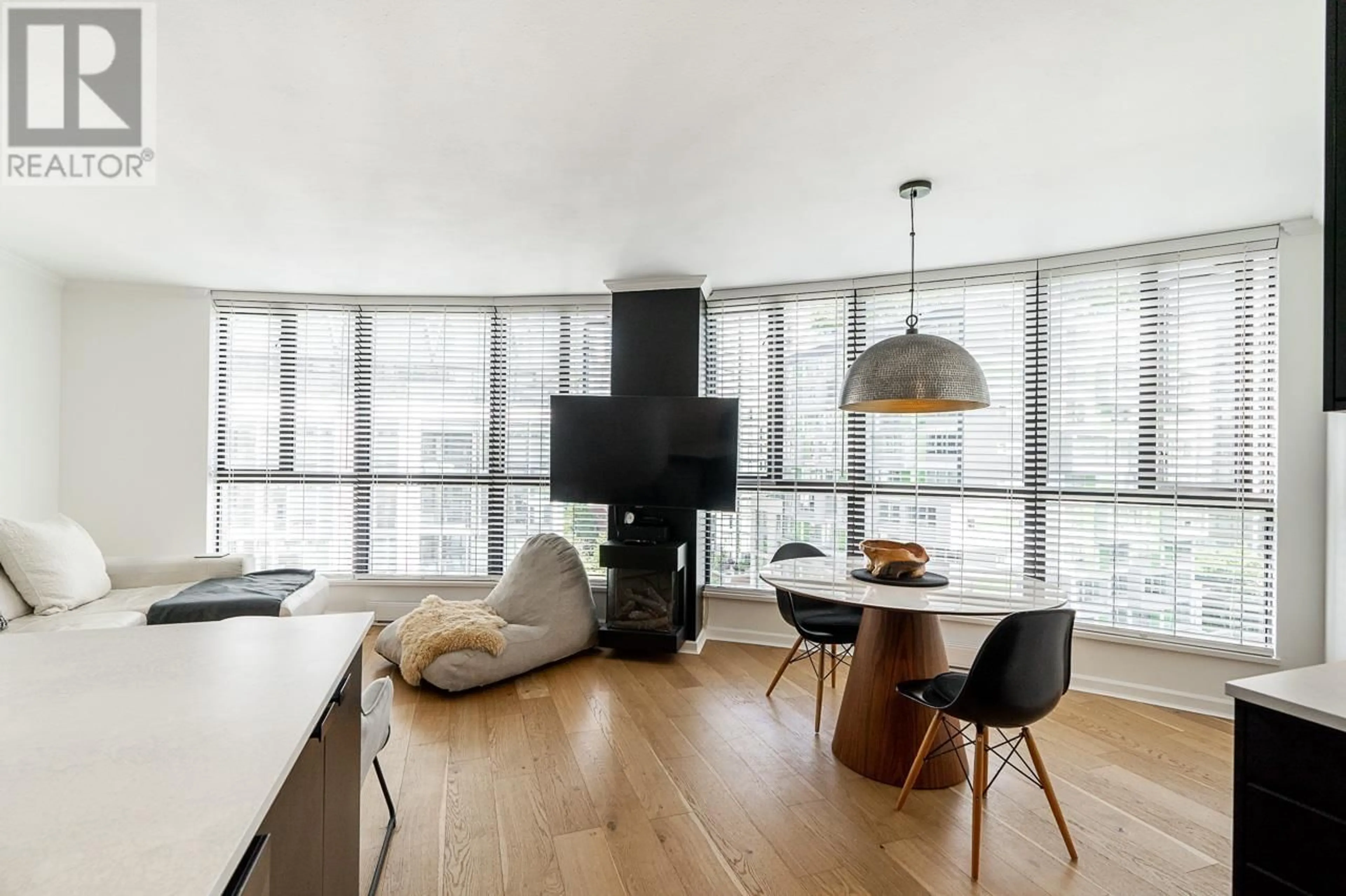 Living room with furniture, wood/laminate floor for 1005 - 488 HELMCKEN STREET, Vancouver British Columbia V6B6E4