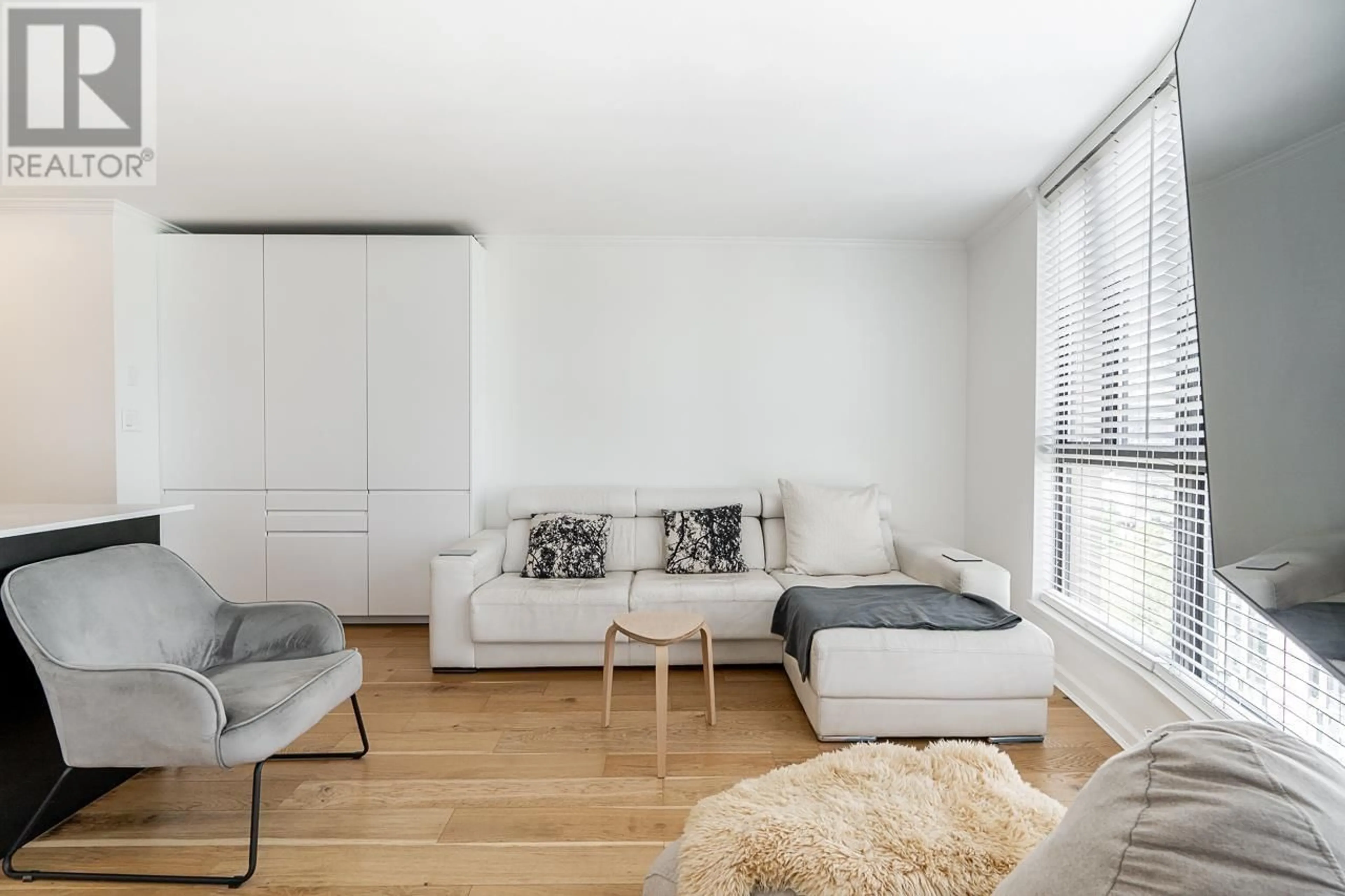 Living room with furniture, wood/laminate floor for 1005 - 488 HELMCKEN STREET, Vancouver British Columbia V6B6E4