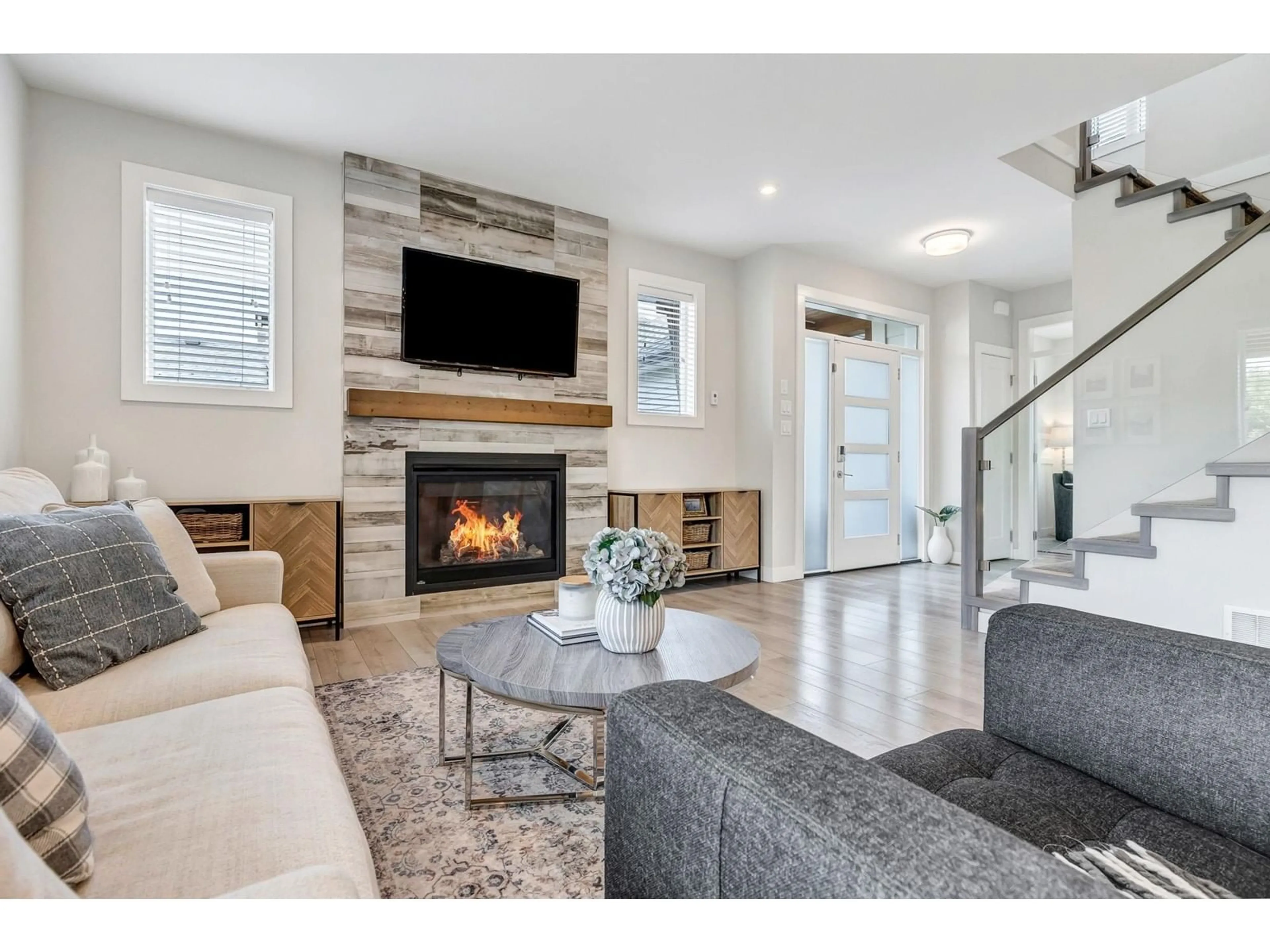 Living room with furniture, unknown for 45914 COLLINS DRIVE, Chilliwack British Columbia V2R2E1