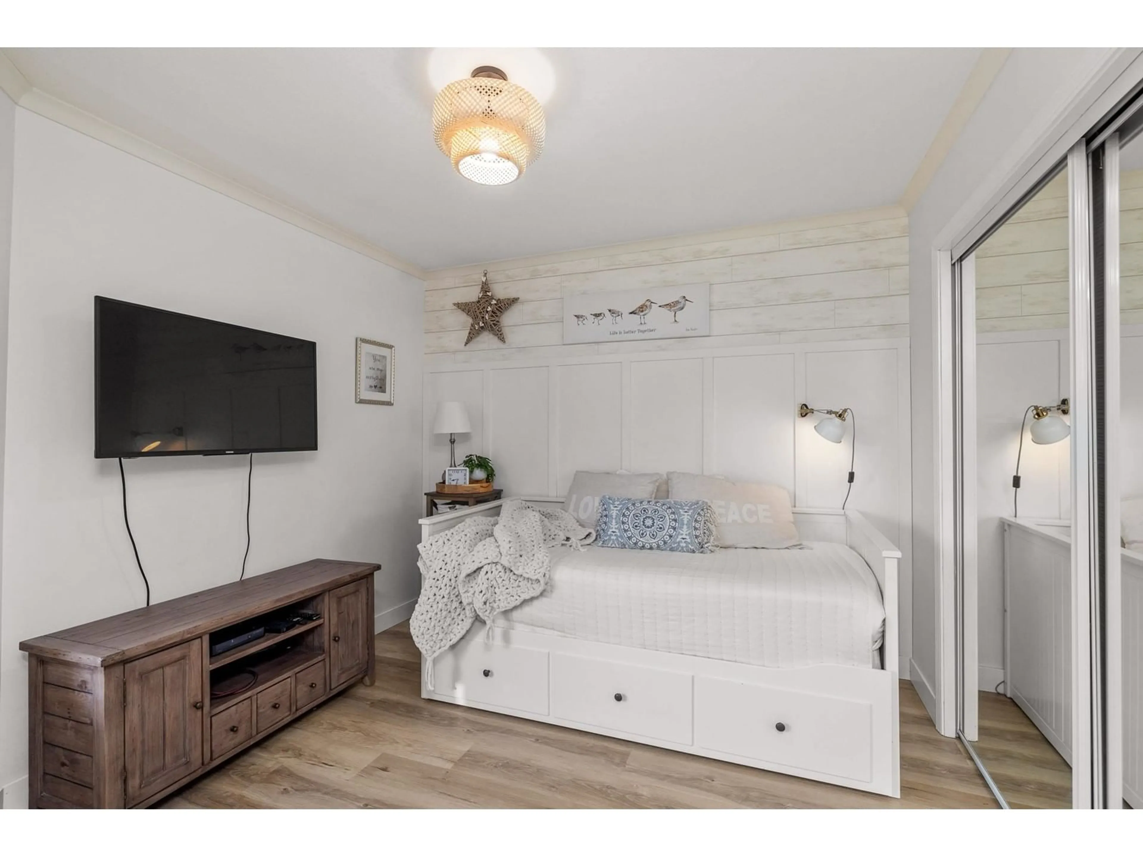 Bedroom with bed, wood/laminate floor for 60 - 17516 4, Surrey British Columbia V3S0S1