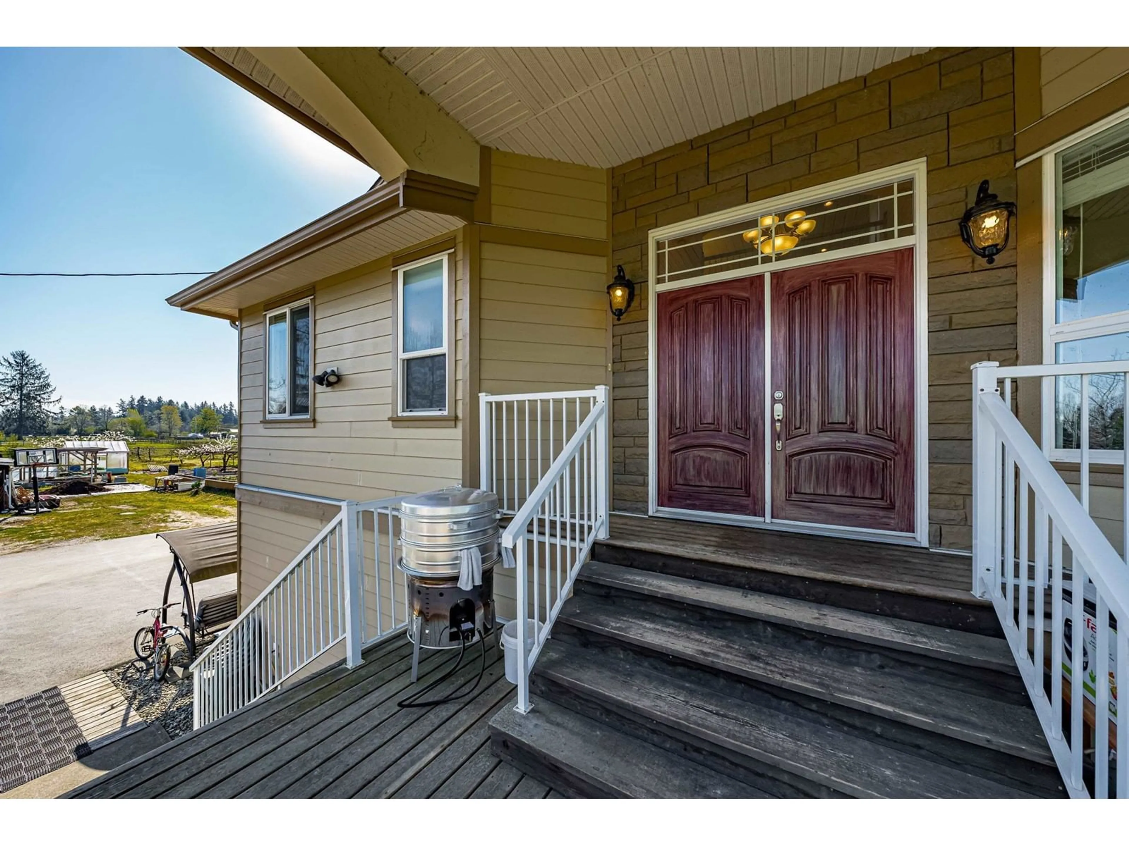 Indoor entryway for 22470 64, Langley British Columbia V2Y2N8