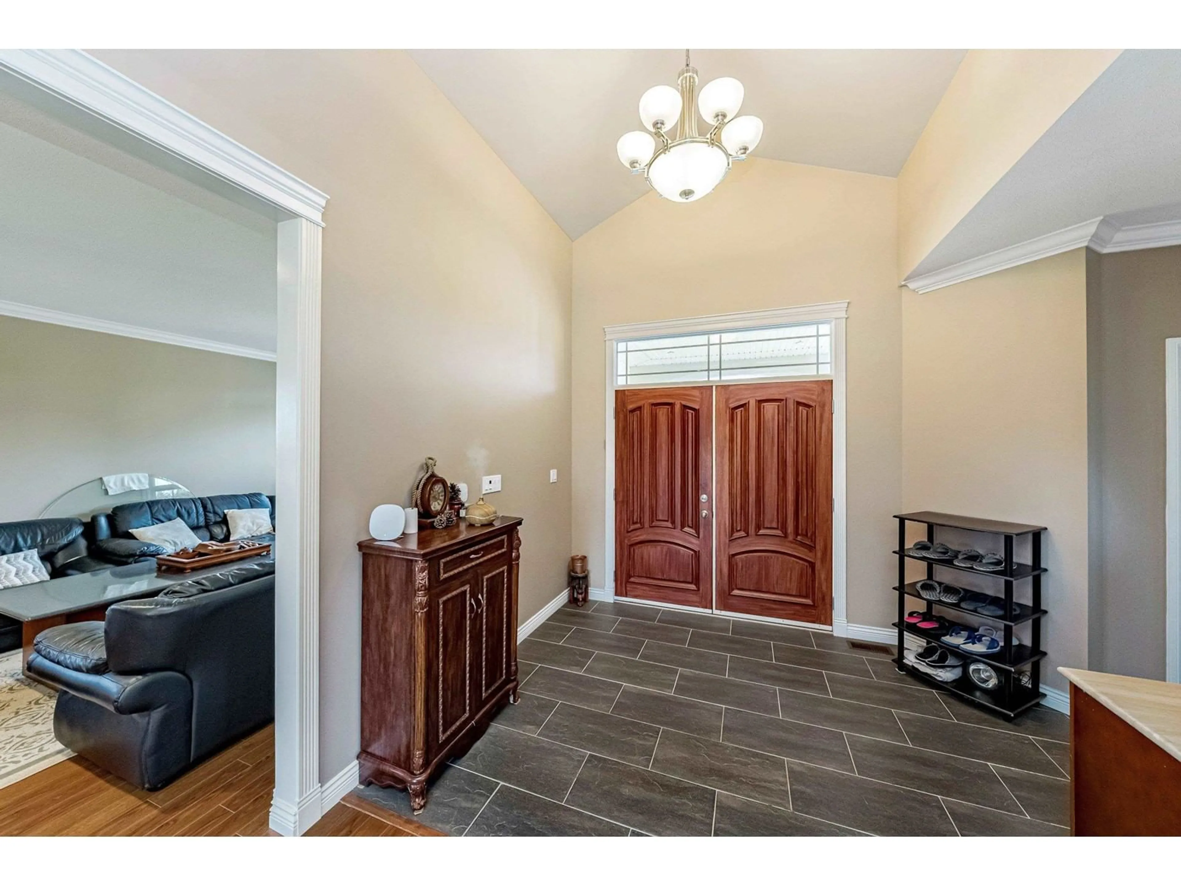 Indoor entryway for 22470 64, Langley British Columbia V2Y2N8