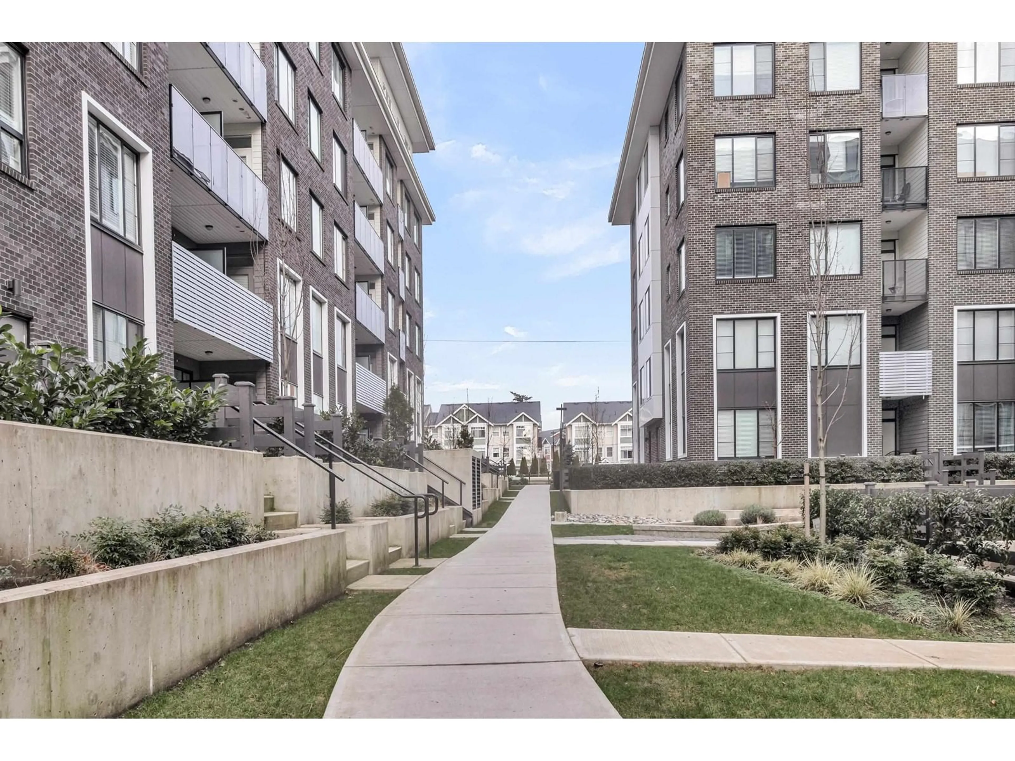 Patio, street for 402 - 15848 FRASER, Surrey British Columbia V4N6X6