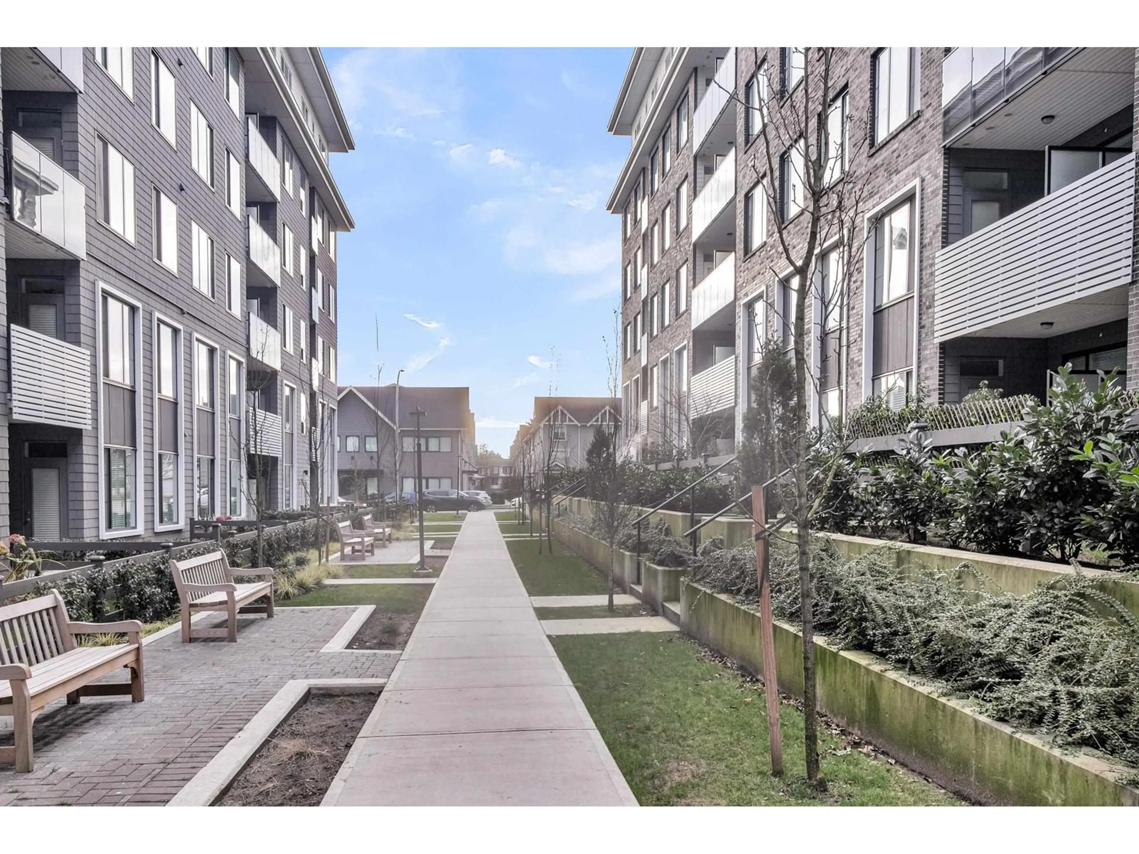 Patio, street for 402 - 15848 FRASER, Surrey British Columbia V4N6X6