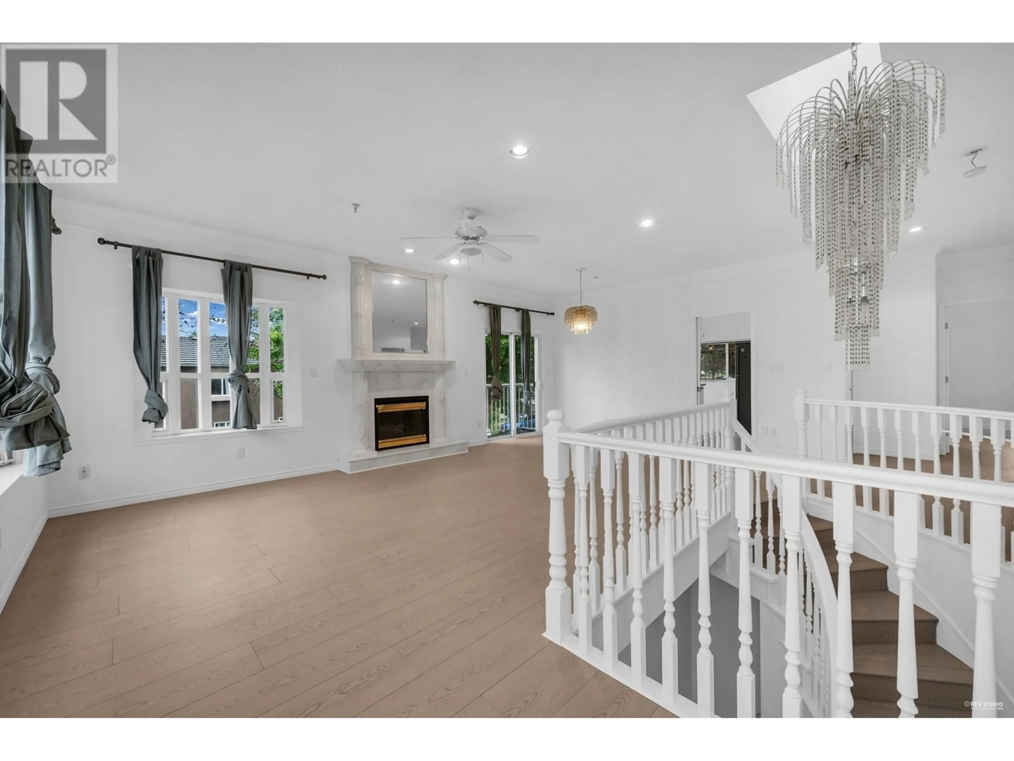 Indoor foyer for 3190 GRANT STREET, Vancouver British Columbia V5K3H9