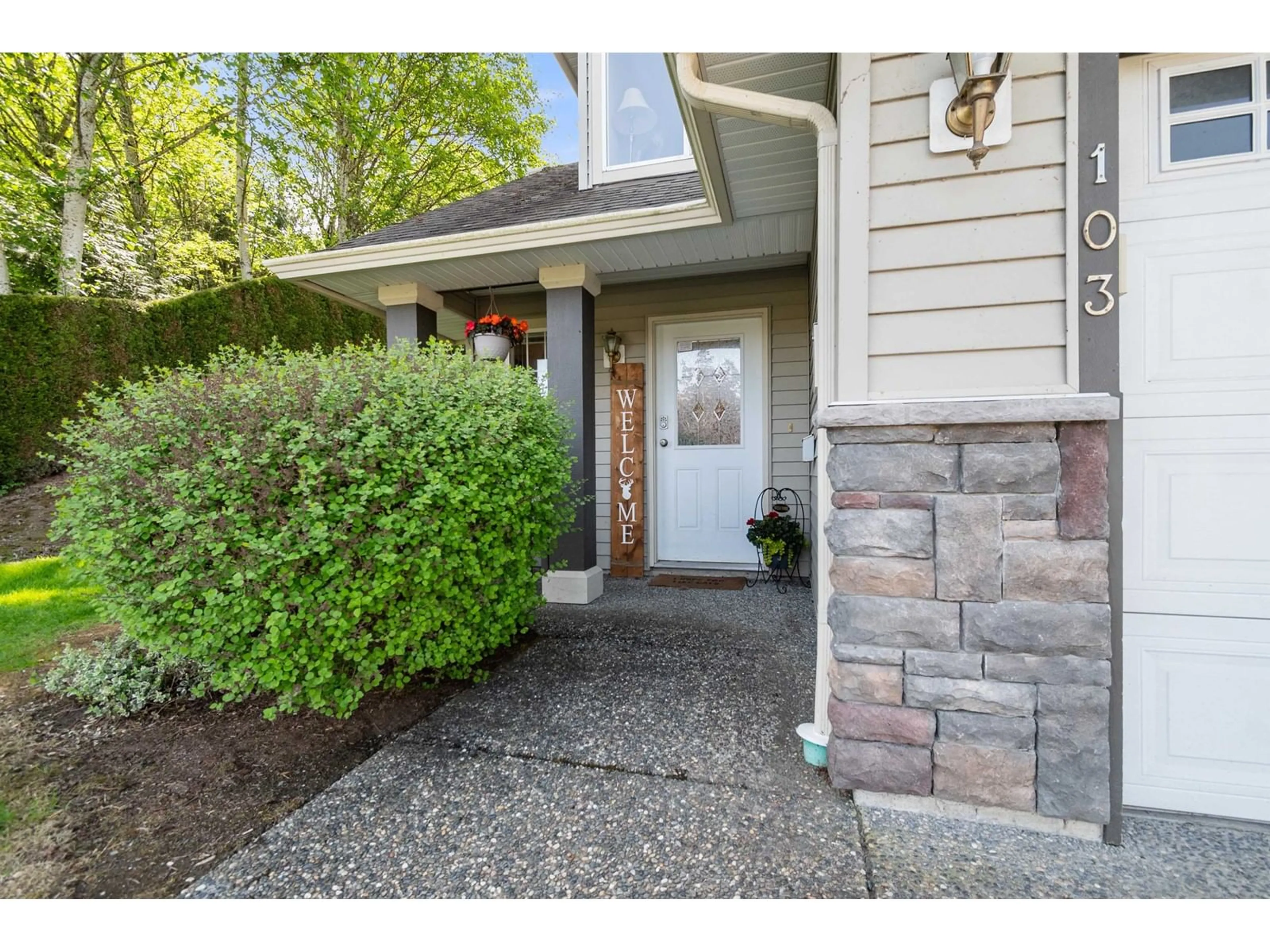 Indoor entryway for 103 - 46360 VALLEYVIEW ROAD, Chilliwack British Columbia V2R5L7