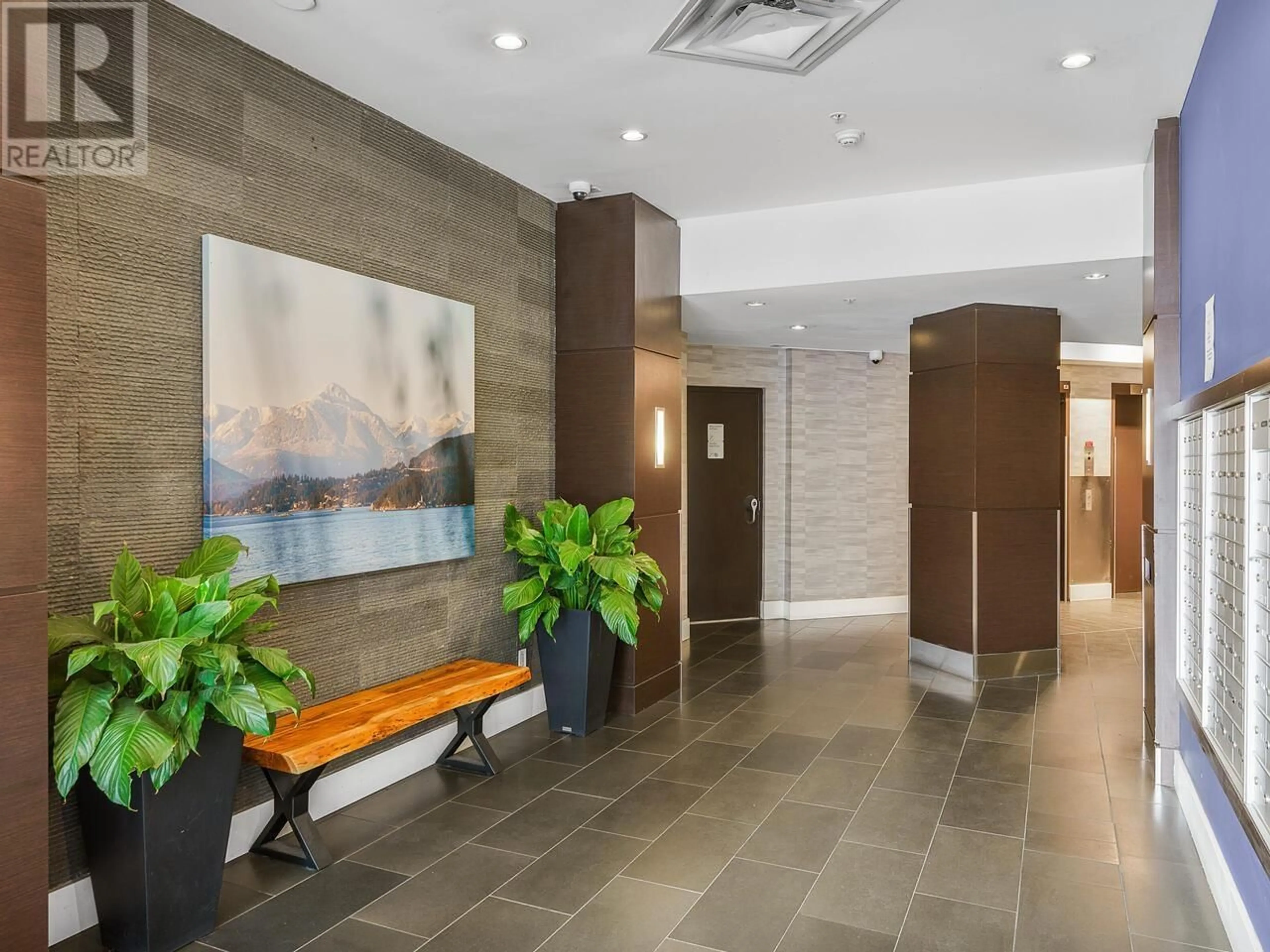 Indoor foyer for 1605 - 1212 HOWE STREET, Vancouver British Columbia V6Z2M9