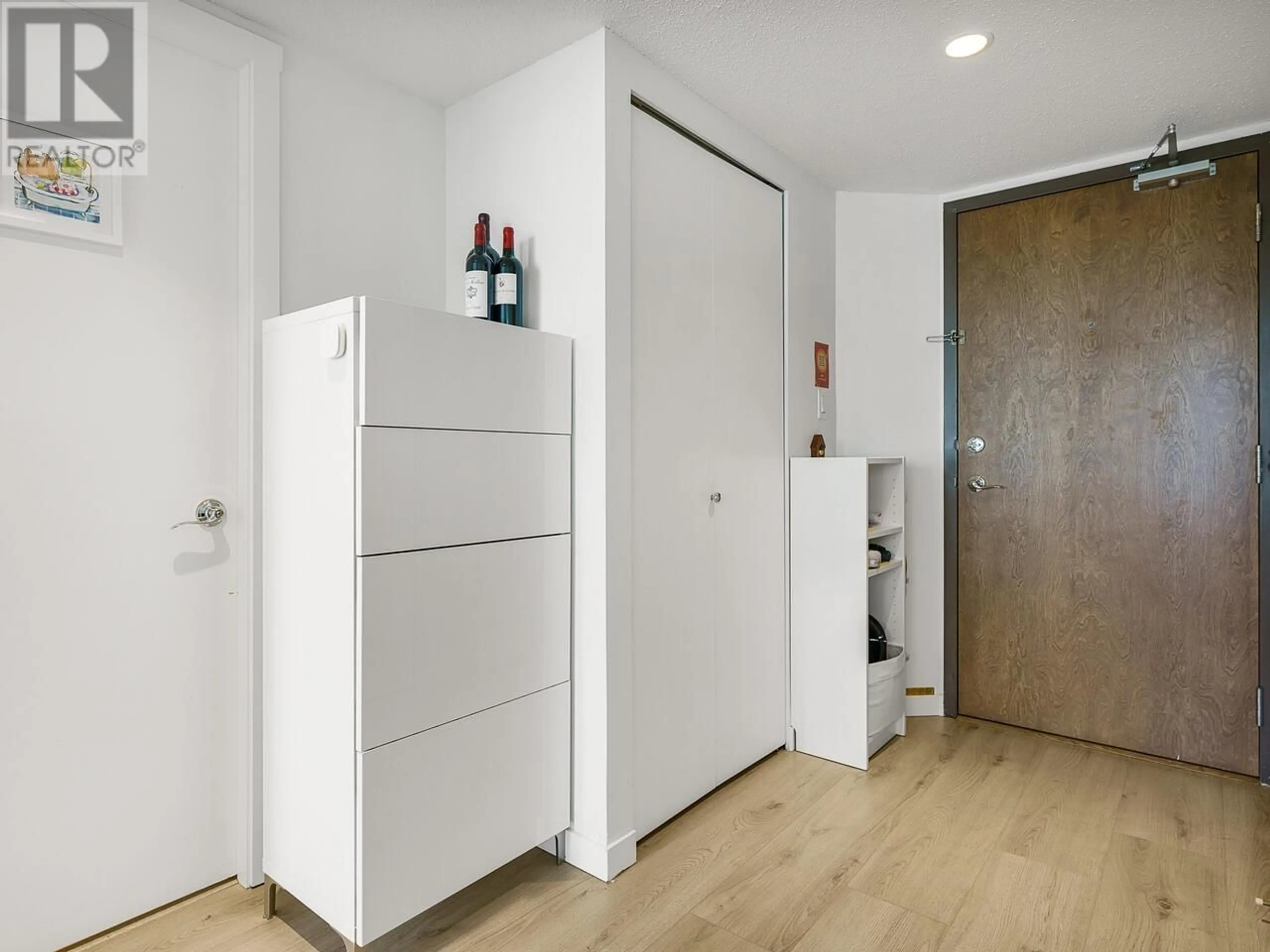 Indoor foyer for 1605 - 1212 HOWE STREET, Vancouver British Columbia V6Z2M9