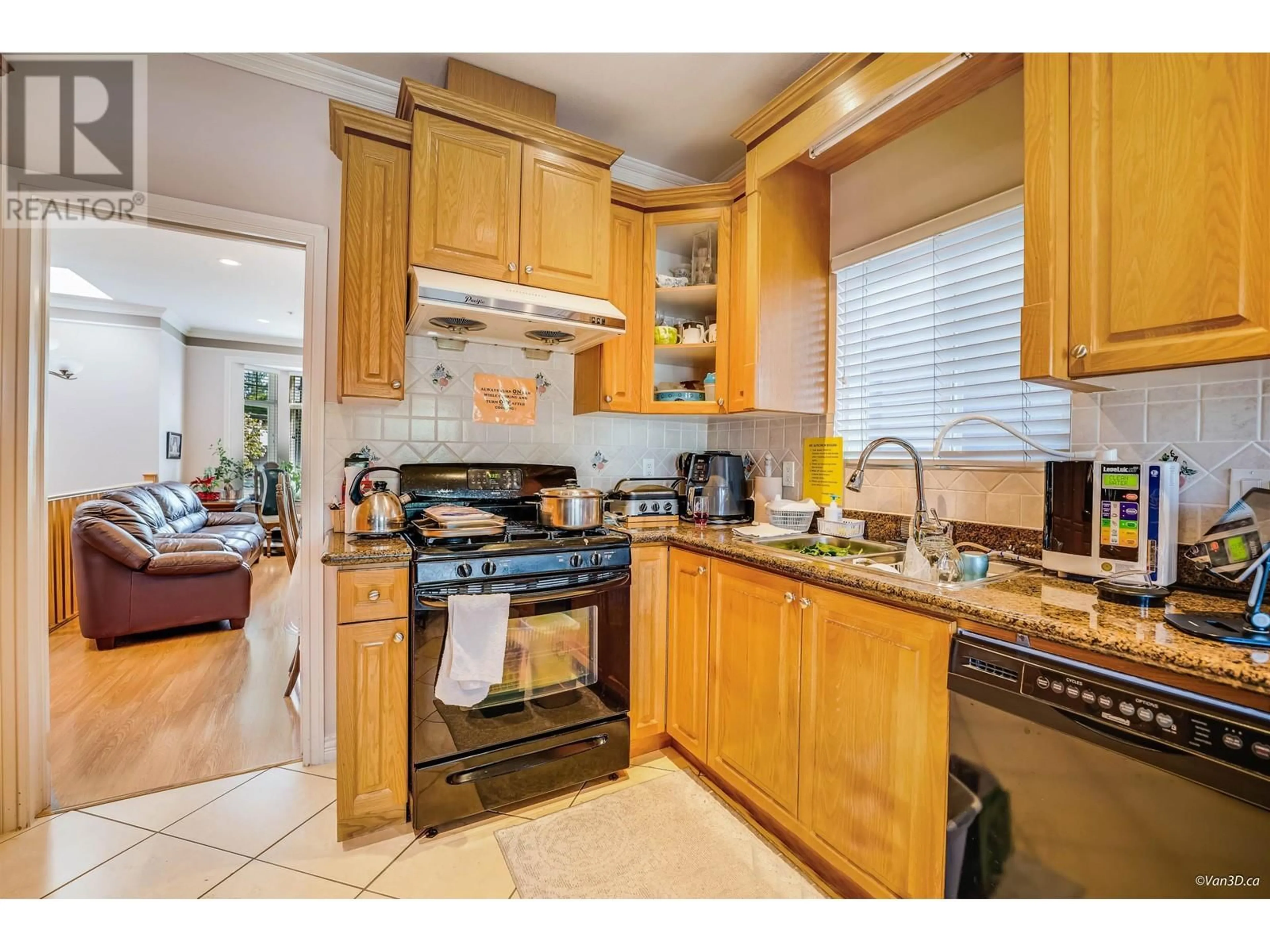 Standard kitchen, ceramic/tile floor for 3021 29TH AVENUE, Vancouver British Columbia V5R1V9