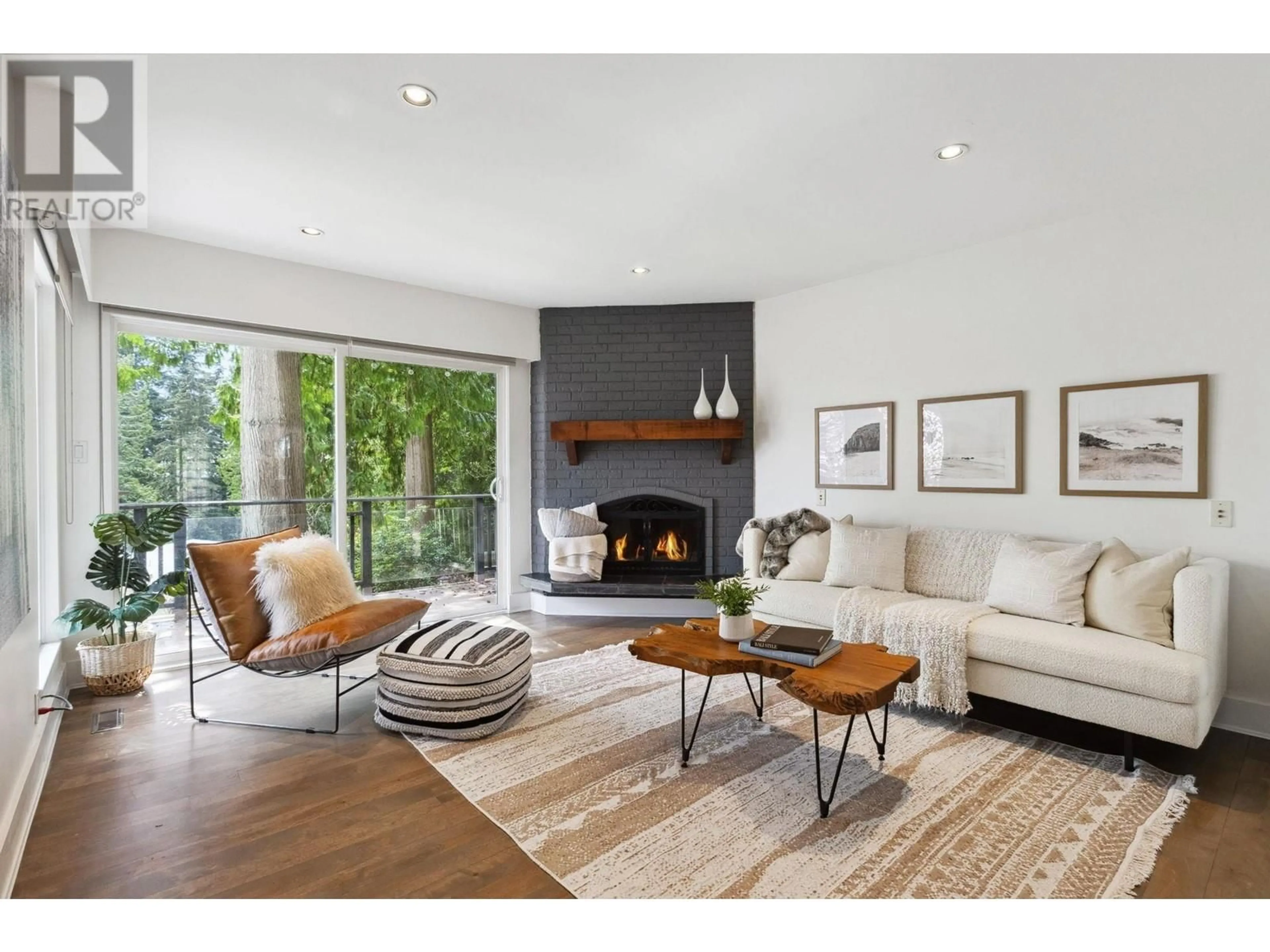 Living room with furniture, unknown for 993 CHAMBERLAIN DRIVE, North Vancouver British Columbia V7K1P1