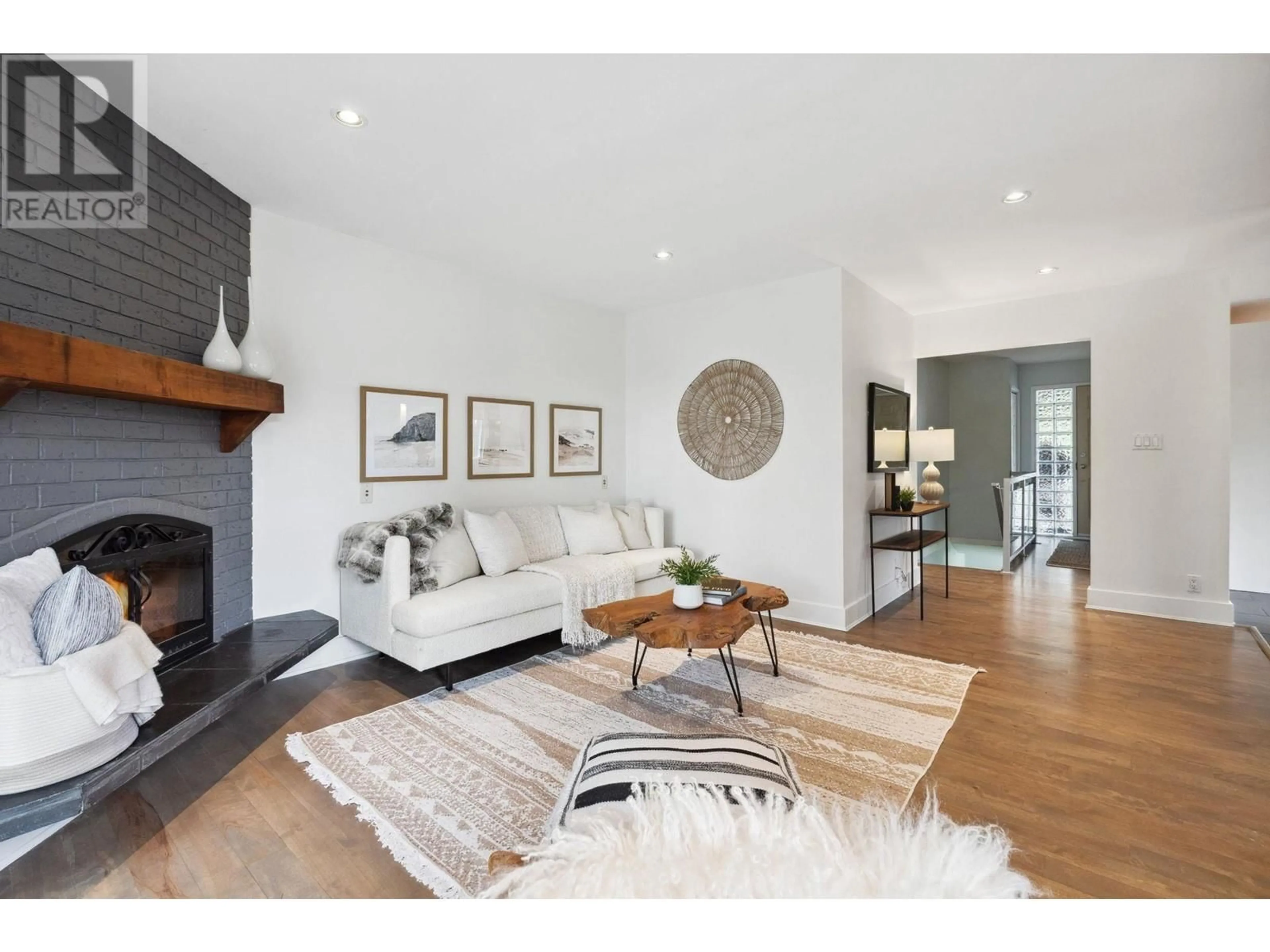 Living room with furniture, wood/laminate floor for 993 CHAMBERLAIN DRIVE, North Vancouver British Columbia V7K1P1