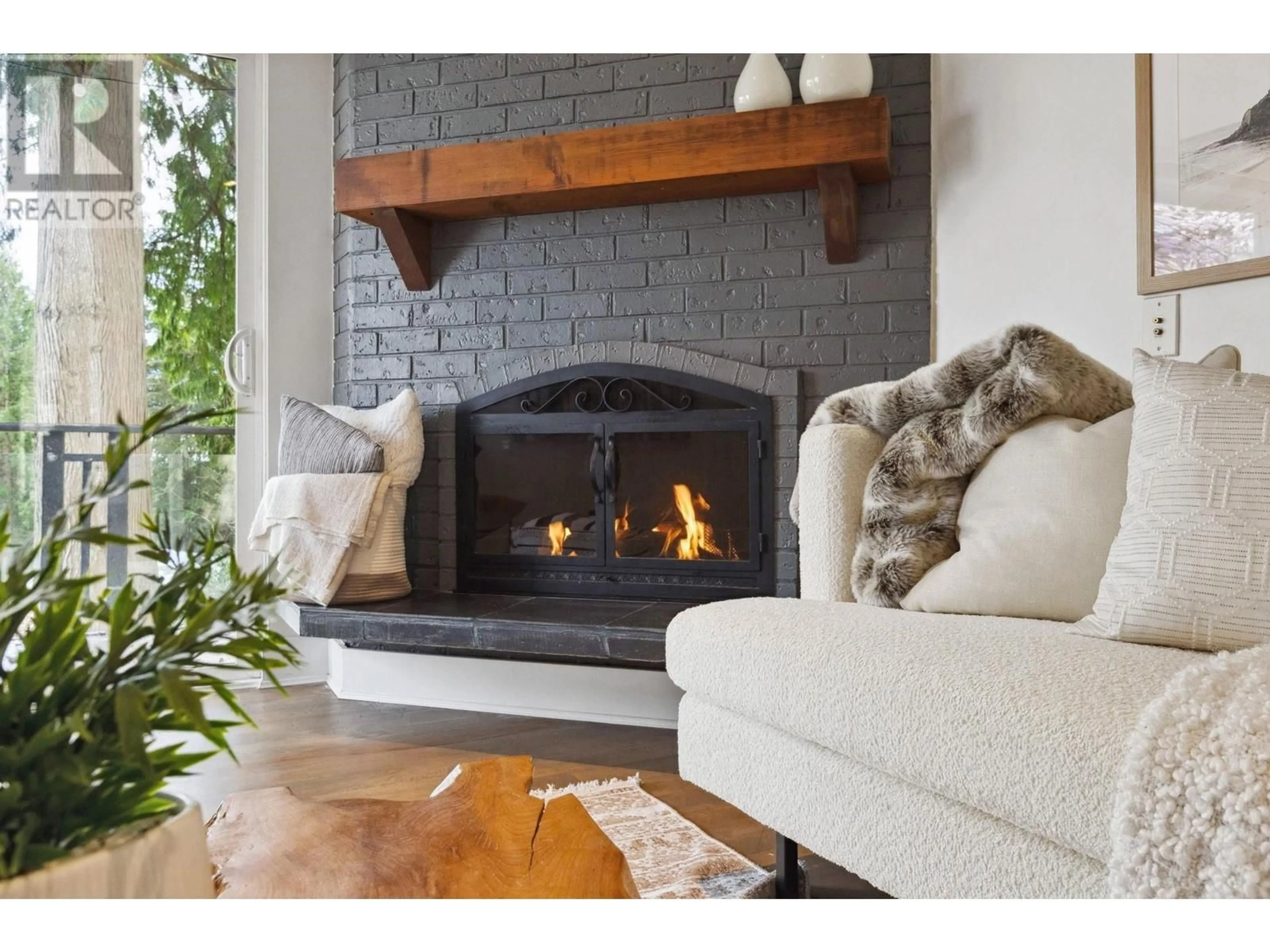 Living room with furniture, unknown for 993 CHAMBERLAIN DRIVE, North Vancouver British Columbia V7K1P1
