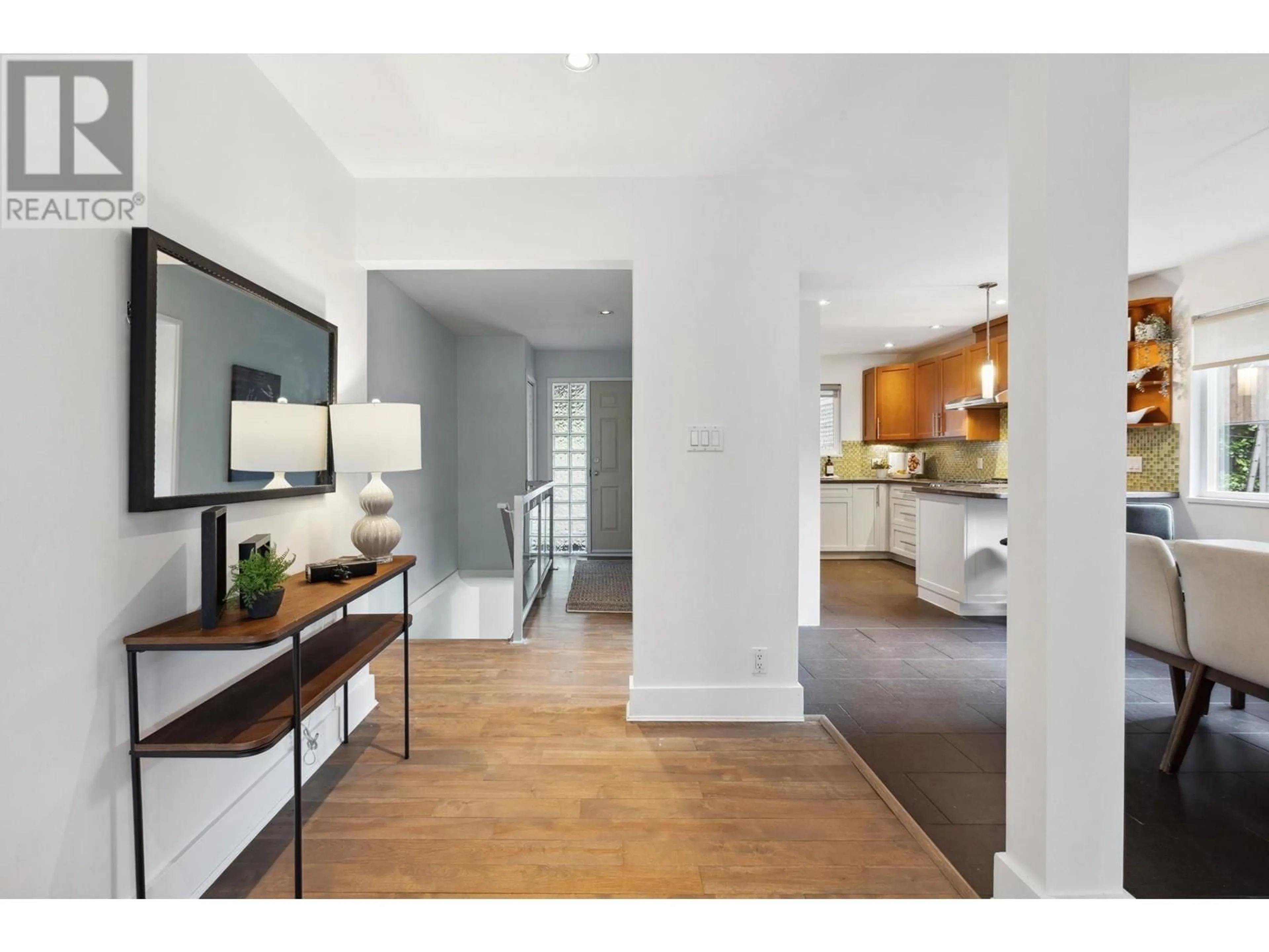 Indoor entryway for 993 CHAMBERLAIN DRIVE, North Vancouver British Columbia V7K1P1