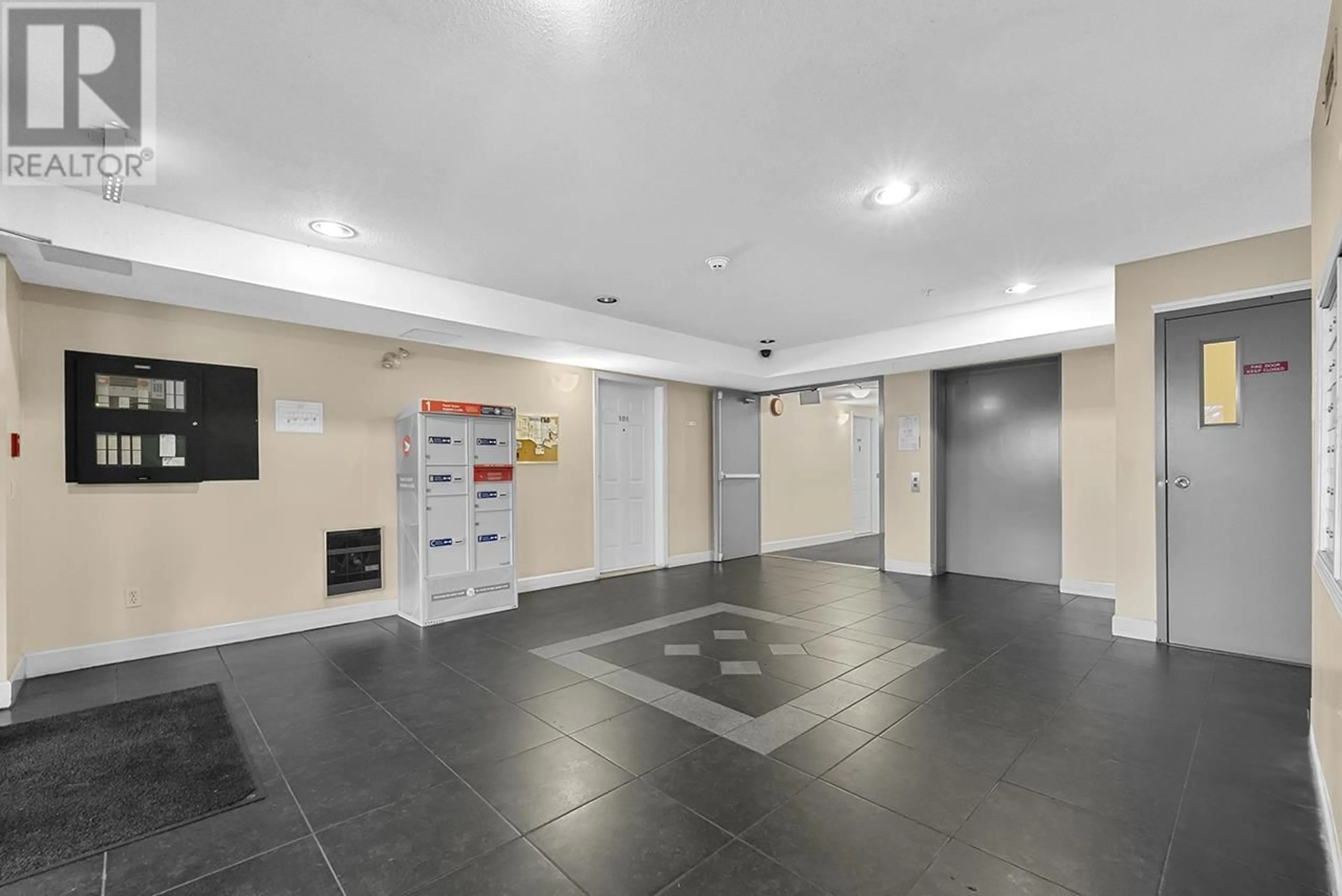 Indoor foyer for 211 - 5818 LINCOLN STREET, Vancouver British Columbia V5R4P7