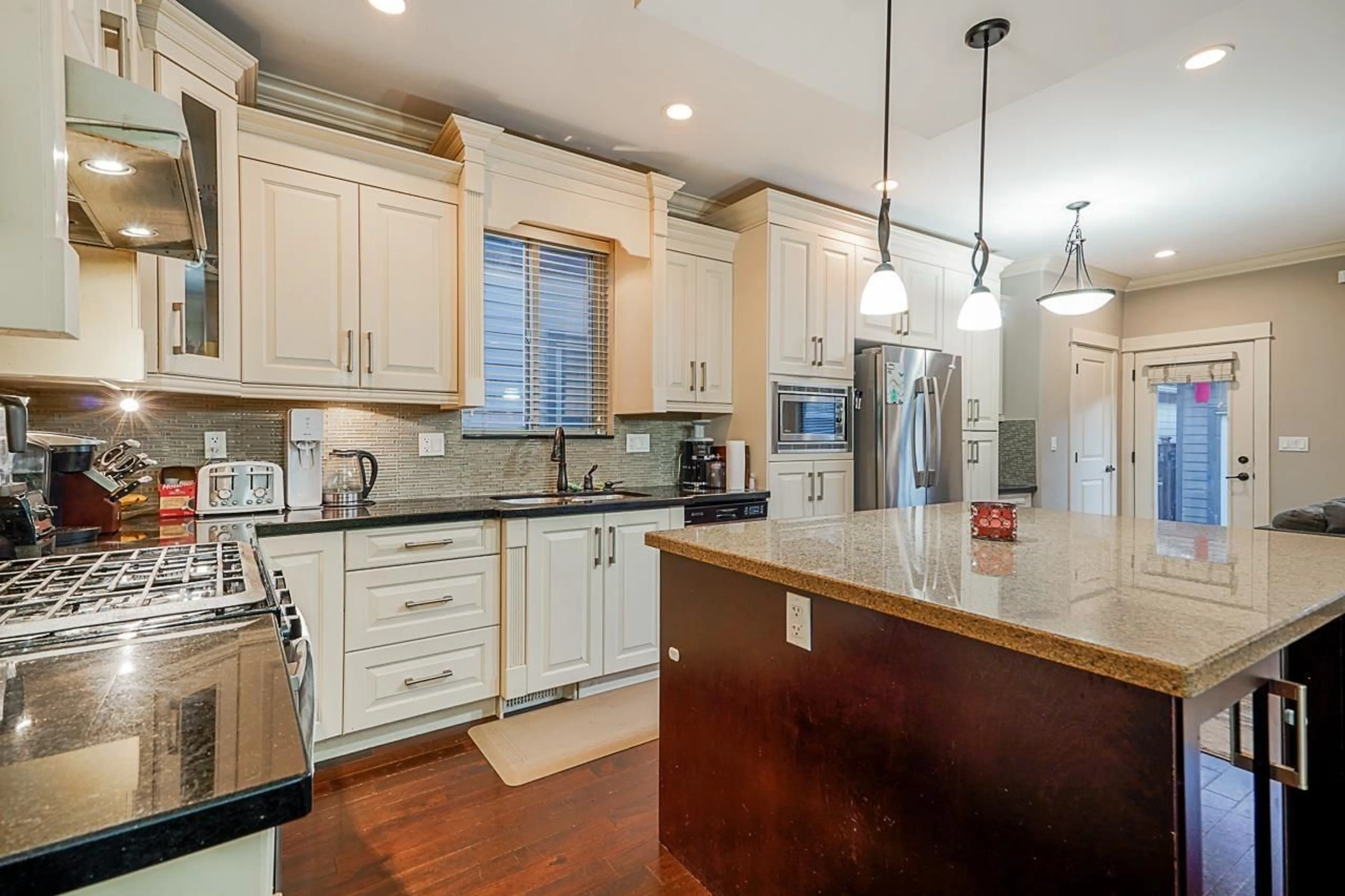 Open concept kitchen, unknown for 14636 36A, Surrey British Columbia V4P0E3