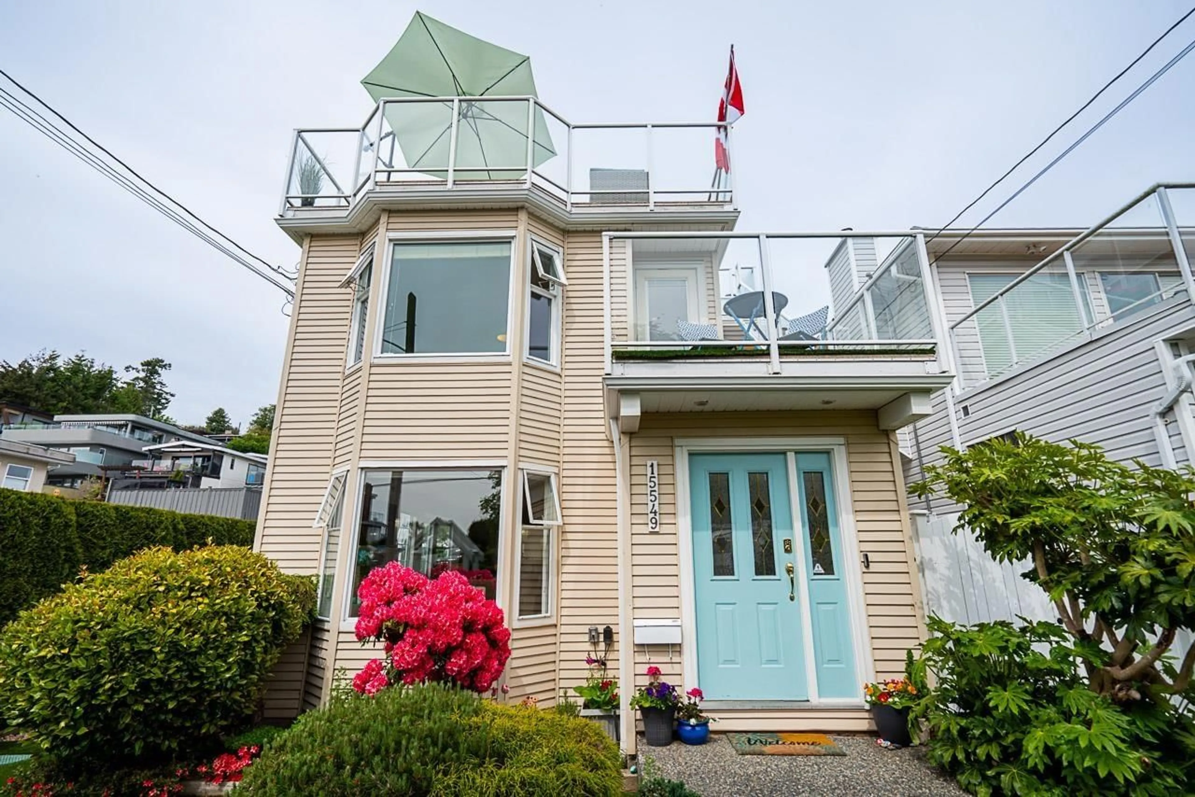 Home with vinyl exterior material, street for 15549 VICTORIA, White Rock British Columbia V4B1H8