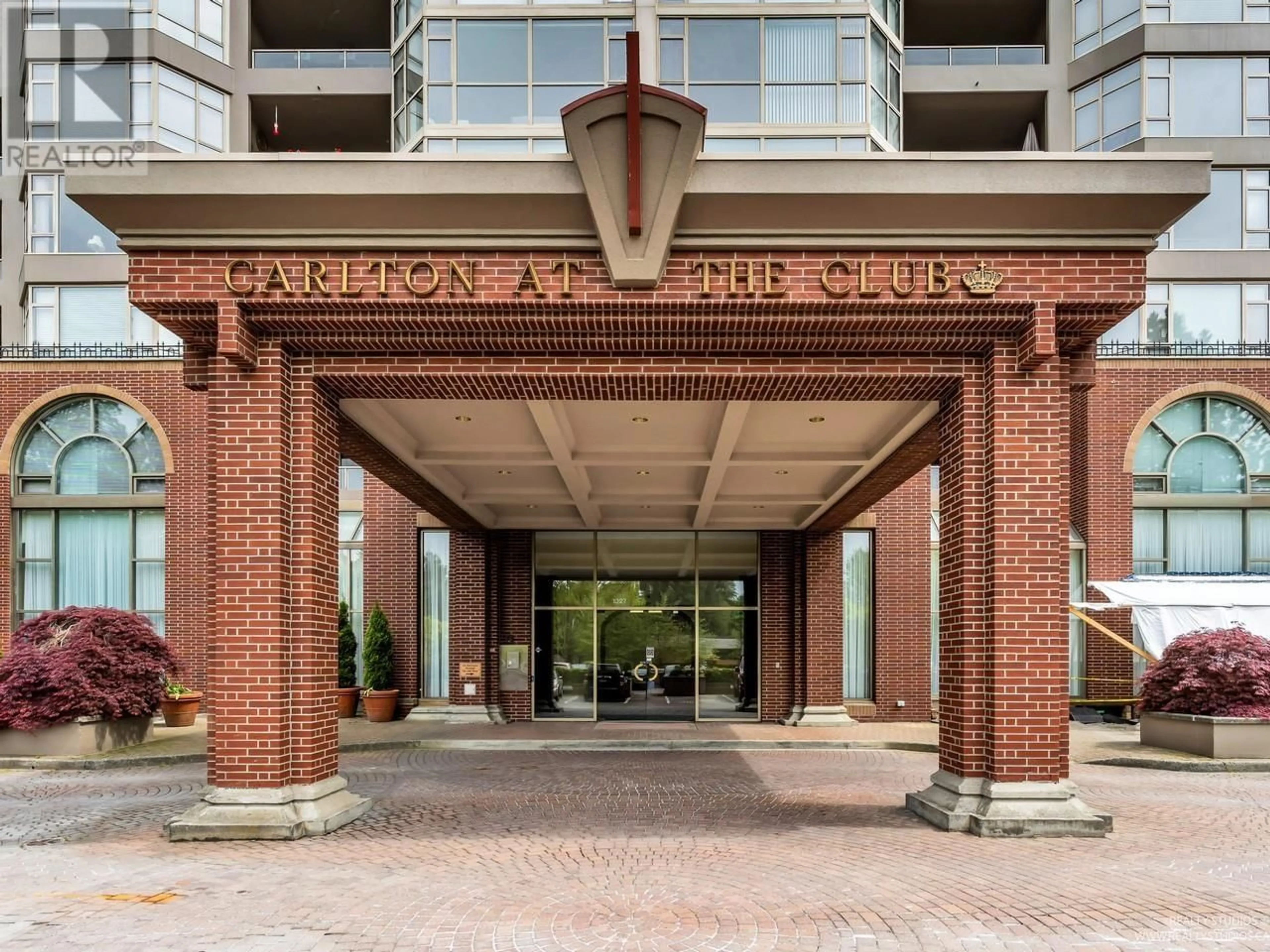 Indoor foyer for 413 - 1327 KEITH ROAD, North Vancouver British Columbia V7J1J3