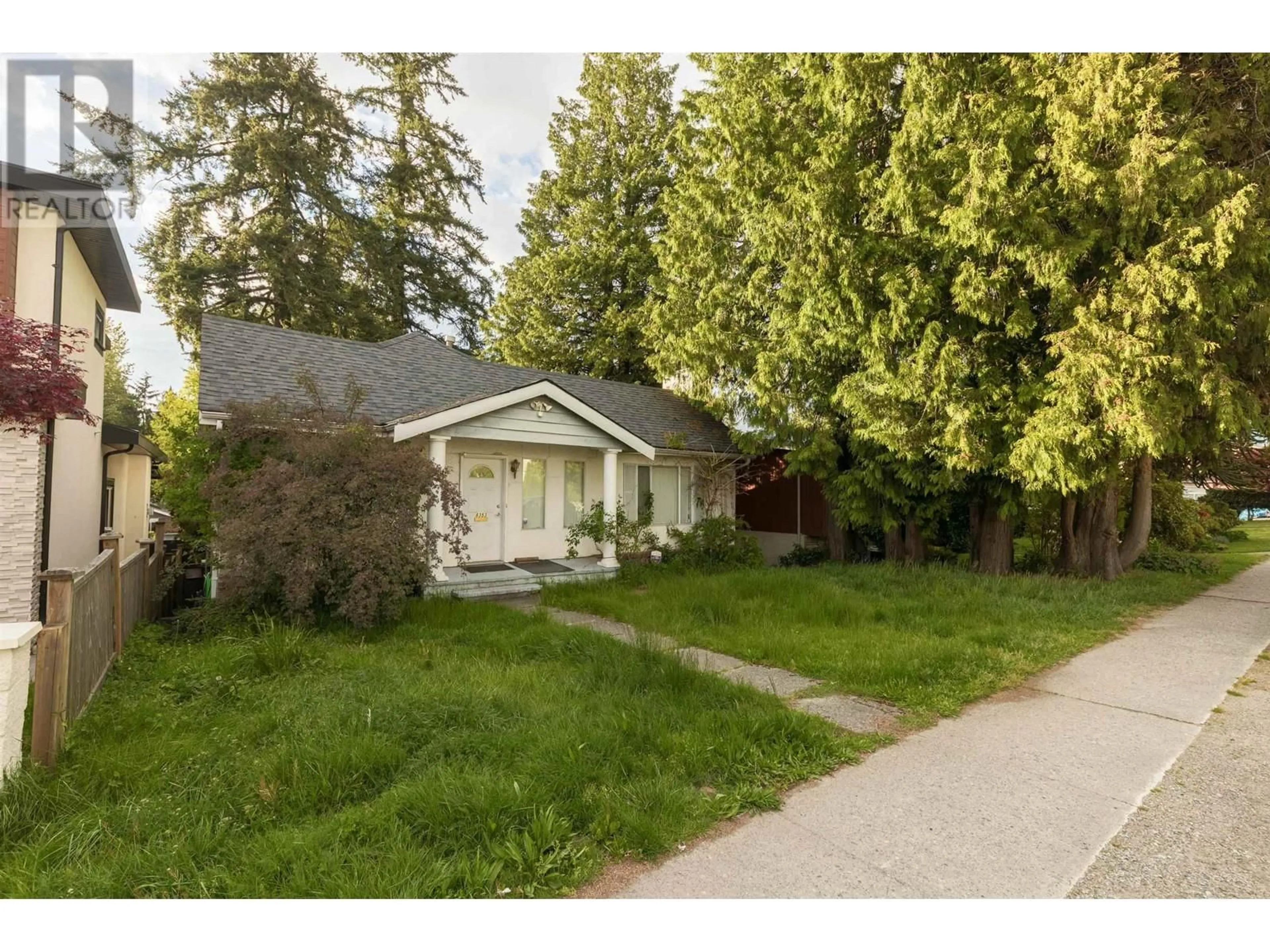 A pic from outside/outdoor area/front of a property/back of a property/a pic from drone, street for 8353 16TH AVENUE, Burnaby British Columbia V3N1S2