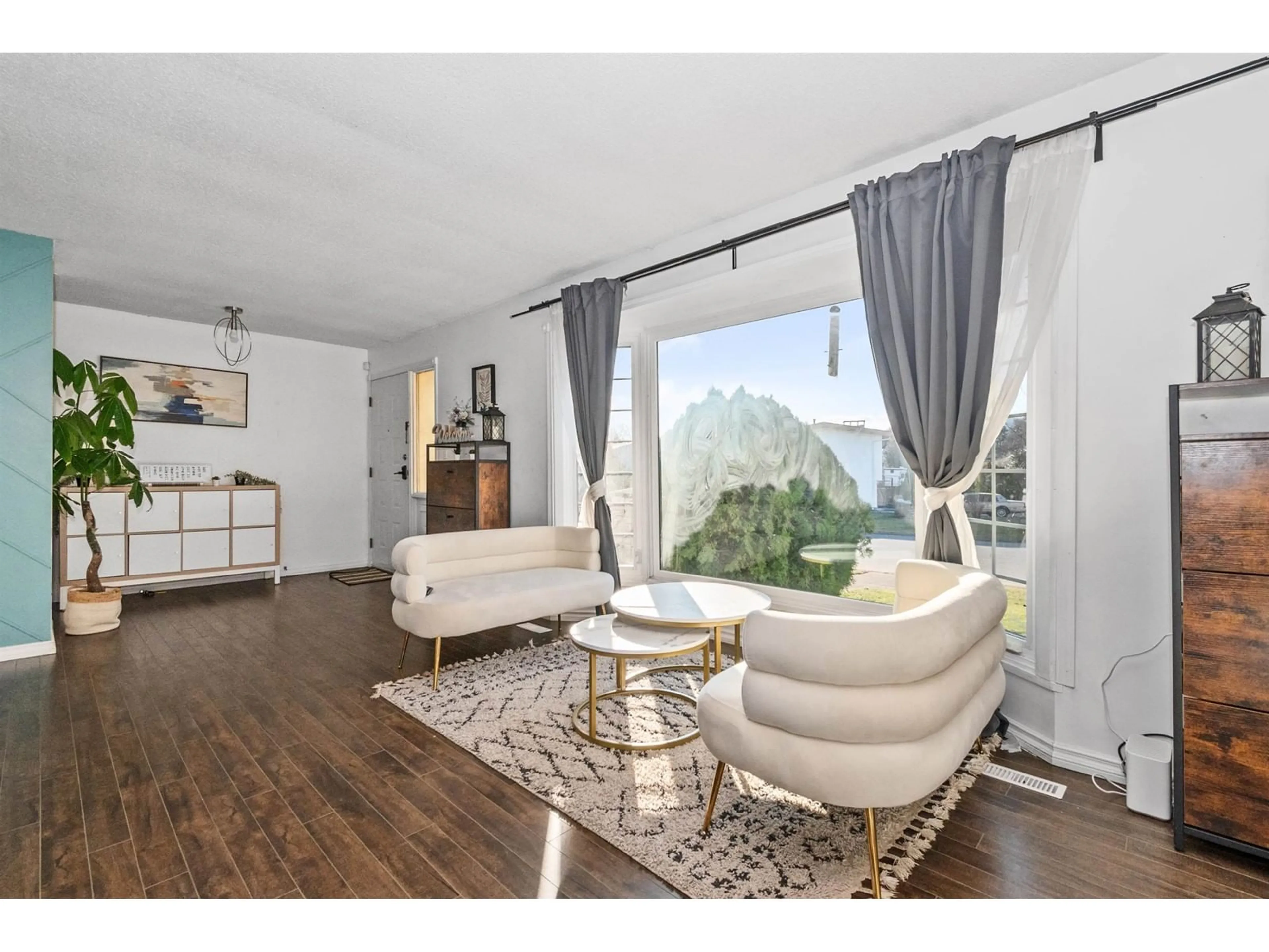 Living room with furniture, wood/laminate floor for 45492 SPARTAN CRESCENT, Chilliwack British Columbia V2P6V2