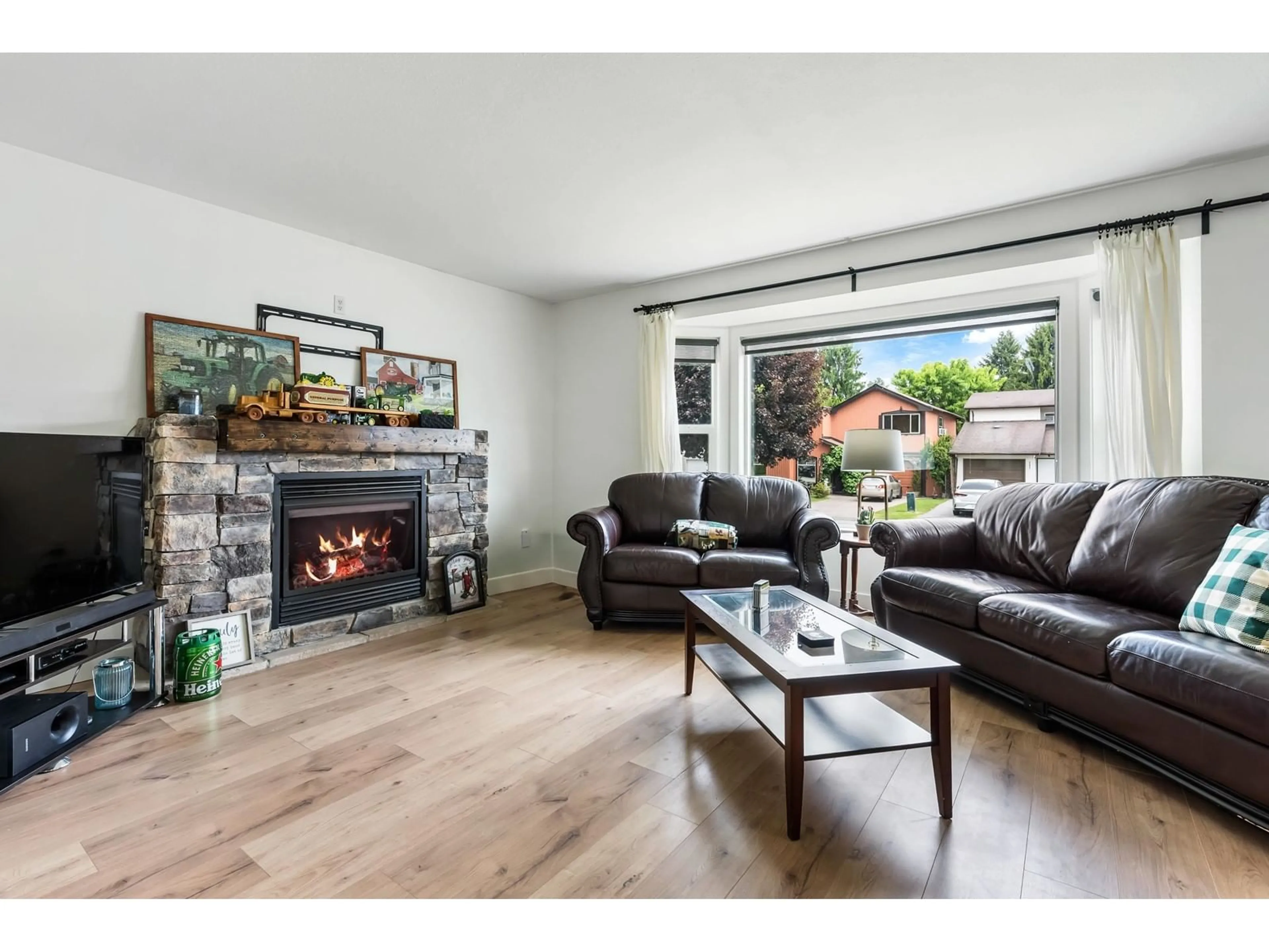 Living room with furniture, wood/laminate floor for 45448 MEADOWBROOK DRIVE, Chilliwack British Columbia V2P7R9