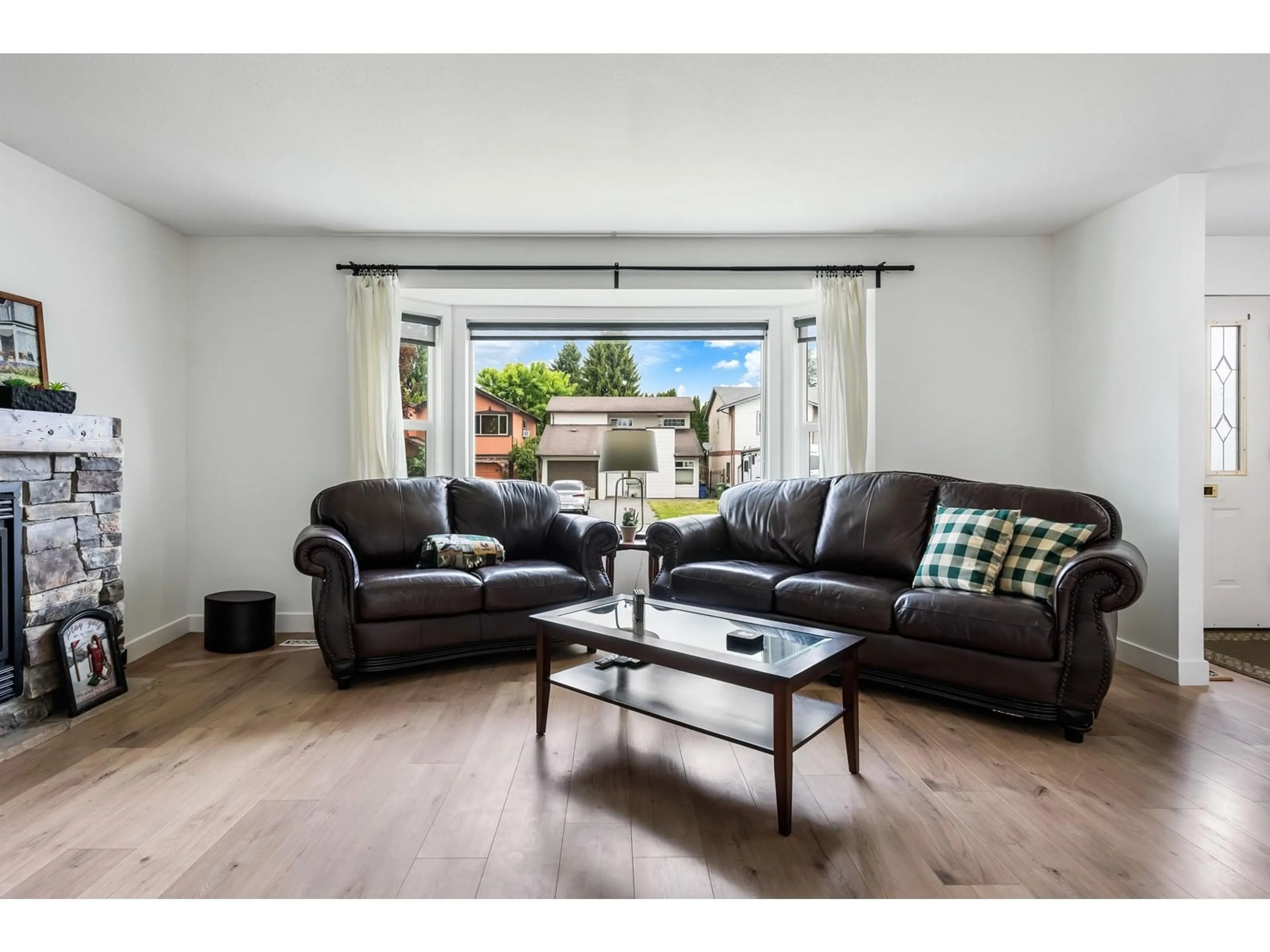 Living room with furniture, wood/laminate floor for 45448 MEADOWBROOK DRIVE, Chilliwack British Columbia V2P7R9