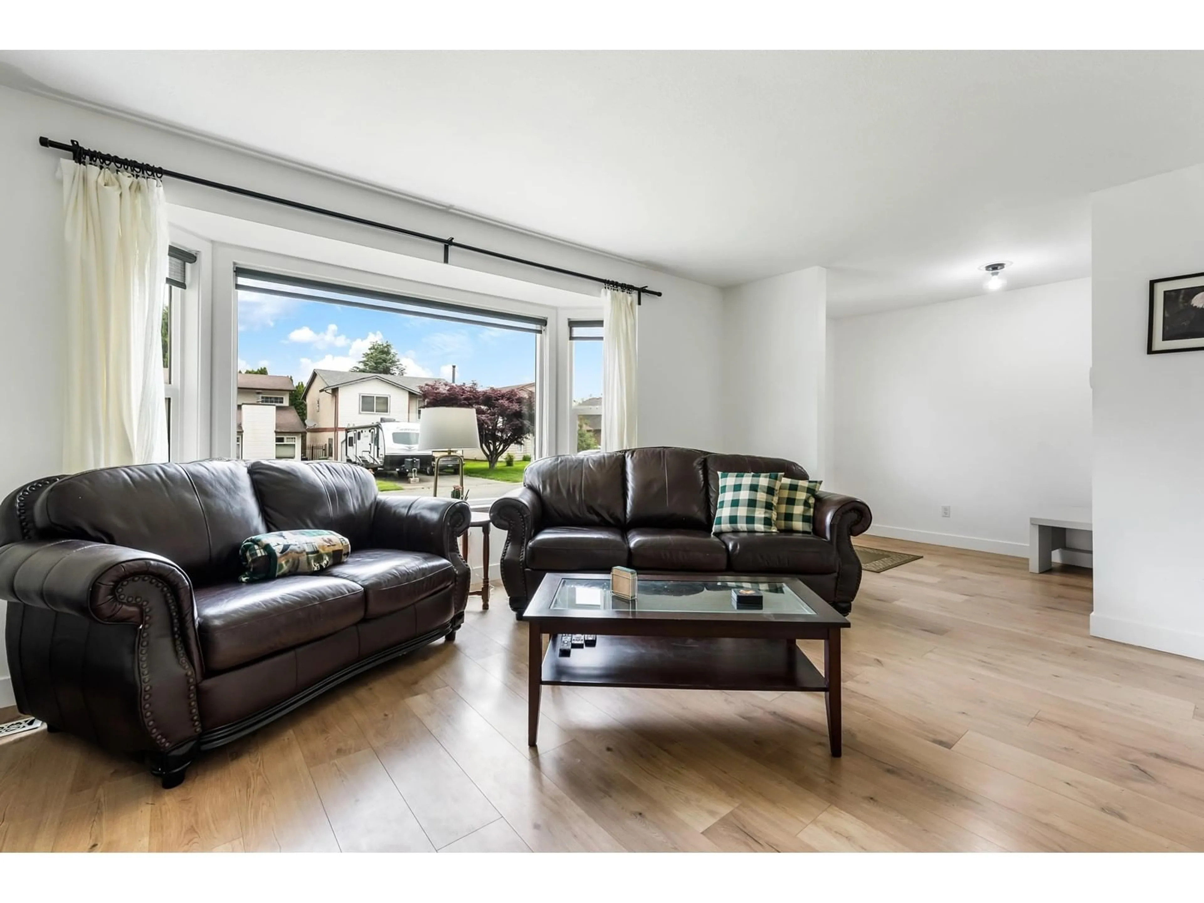 Living room with furniture, wood/laminate floor for 45448 MEADOWBROOK DRIVE, Chilliwack British Columbia V2P7R9