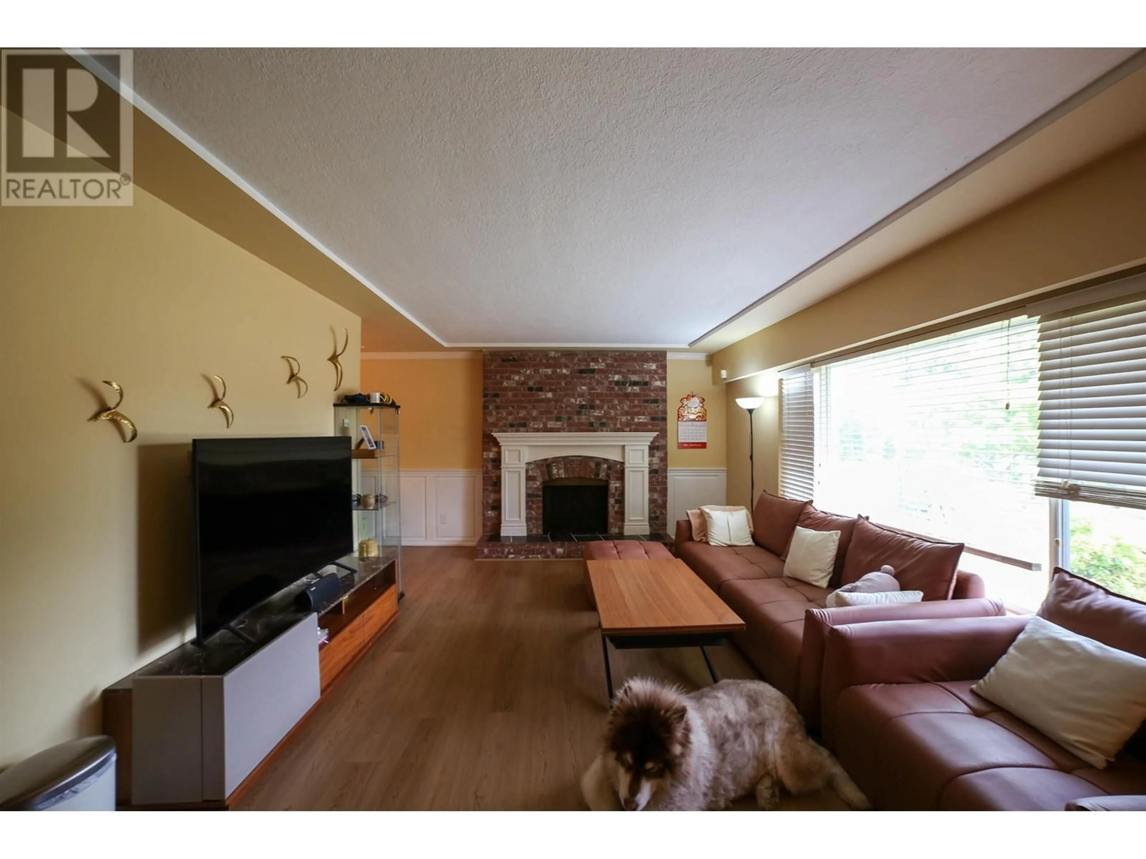 Living room with furniture, wood/laminate floor for 9751 PINEWELL CRESCENT, Richmond British Columbia V7A2C7