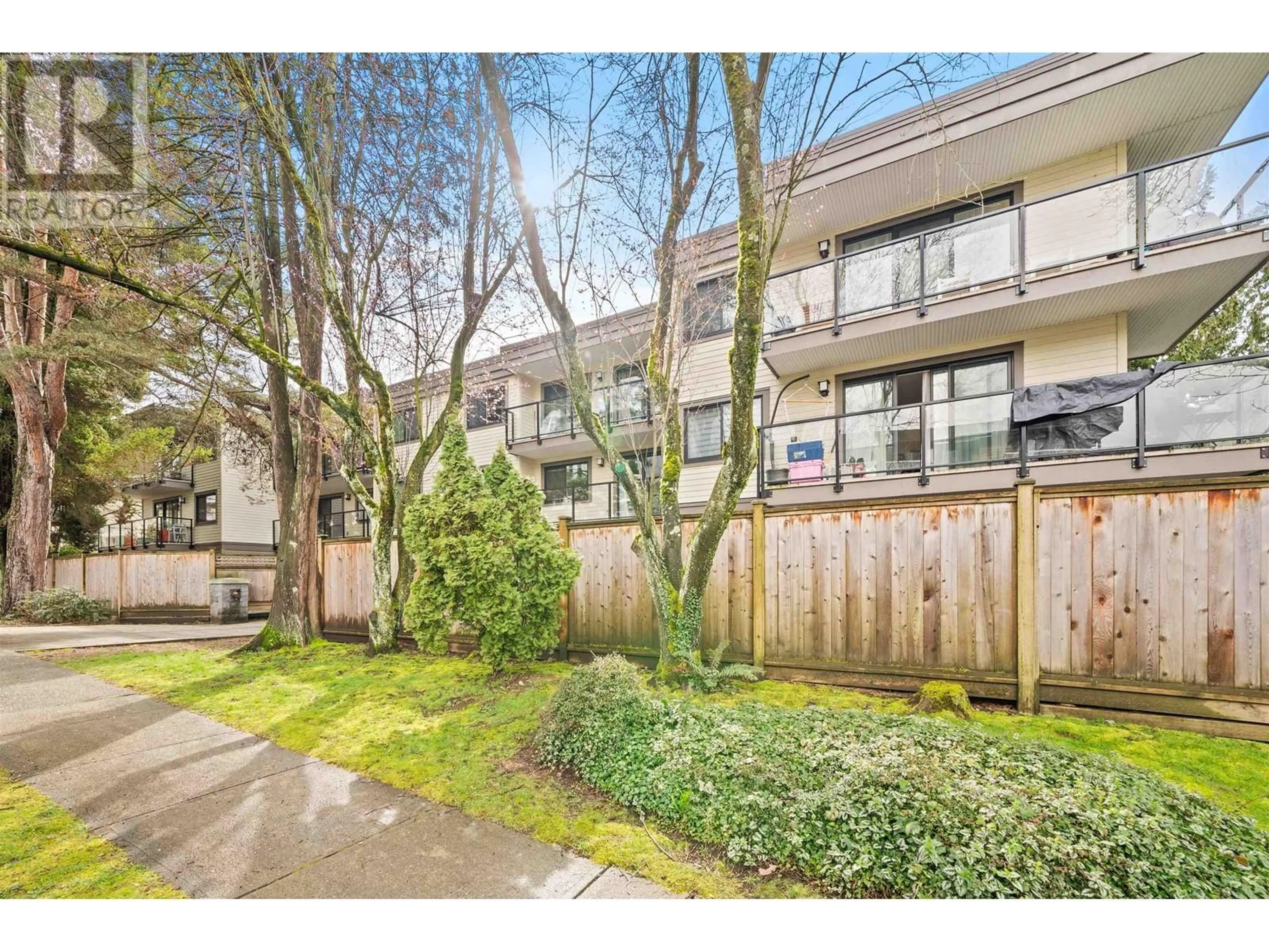 Patio, street for 301 - 327 2ND STREET, North Vancouver British Columbia V7M1E2