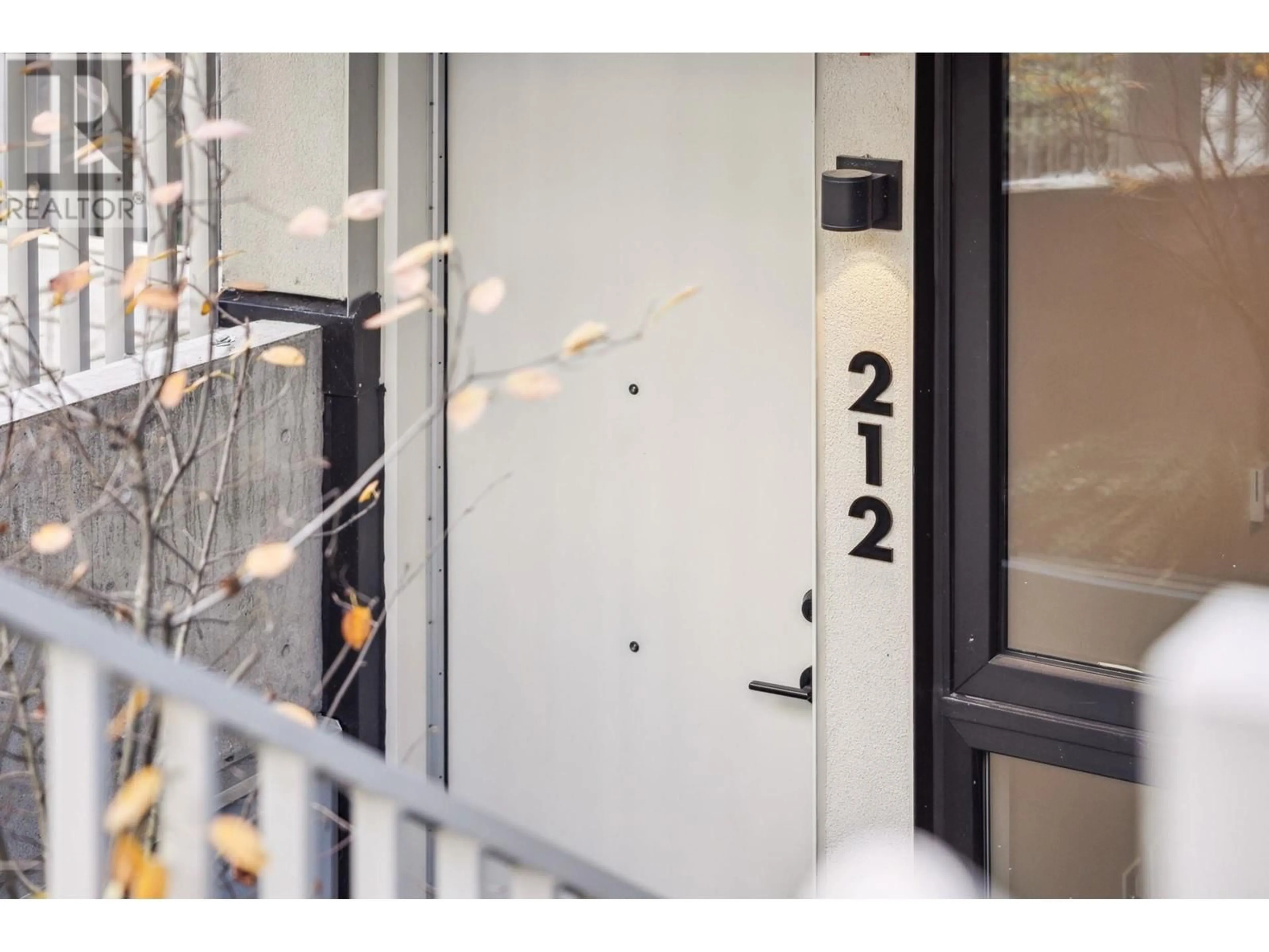 Indoor entryway for 212 - 322 15TH AVENUE, Vancouver British Columbia V5T0K5
