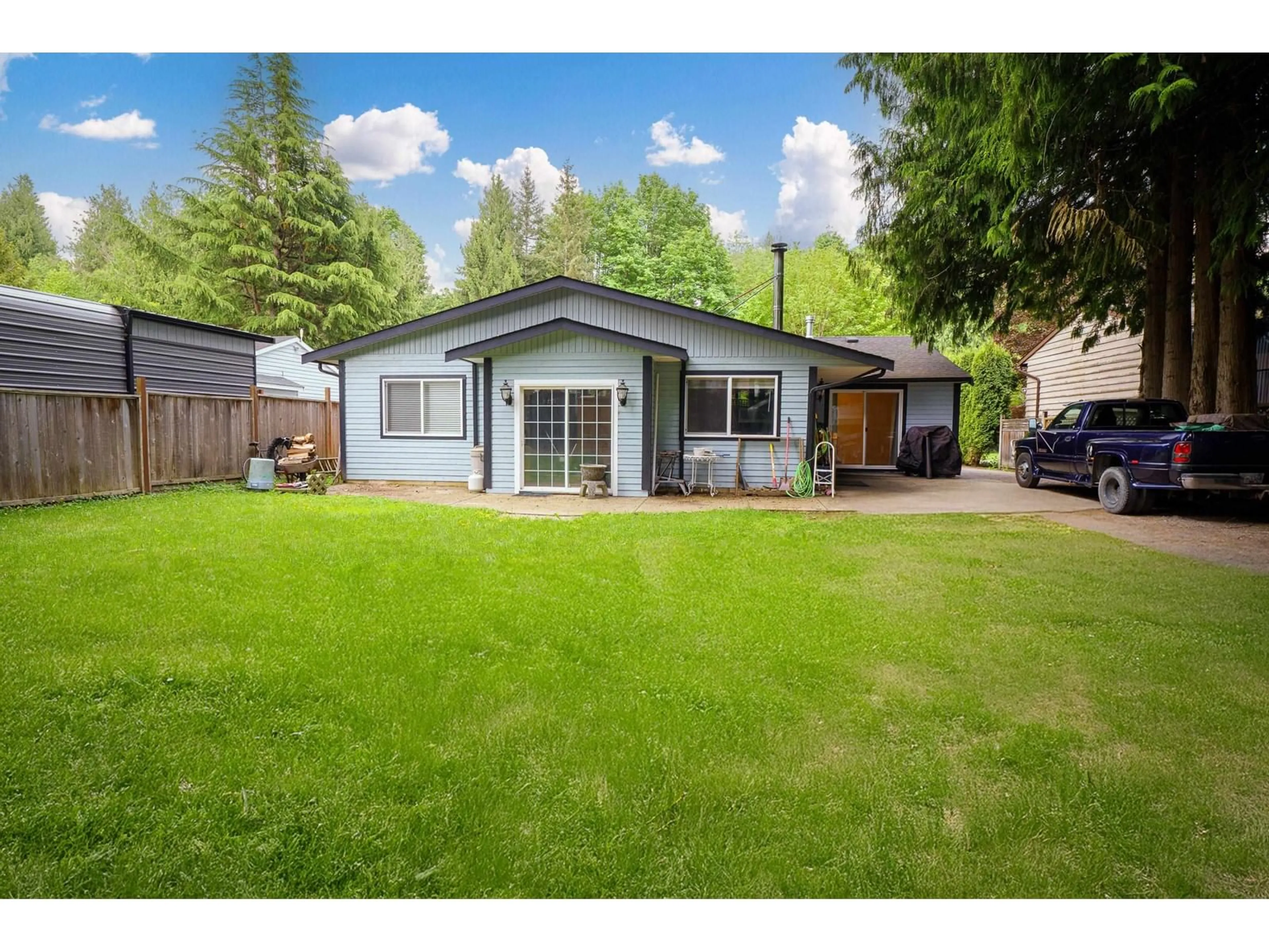 A pic from outside/outdoor area/front of a property/back of a property/a pic from drone, street for 34843 LABURNUM, Abbotsford British Columbia V2S5J3