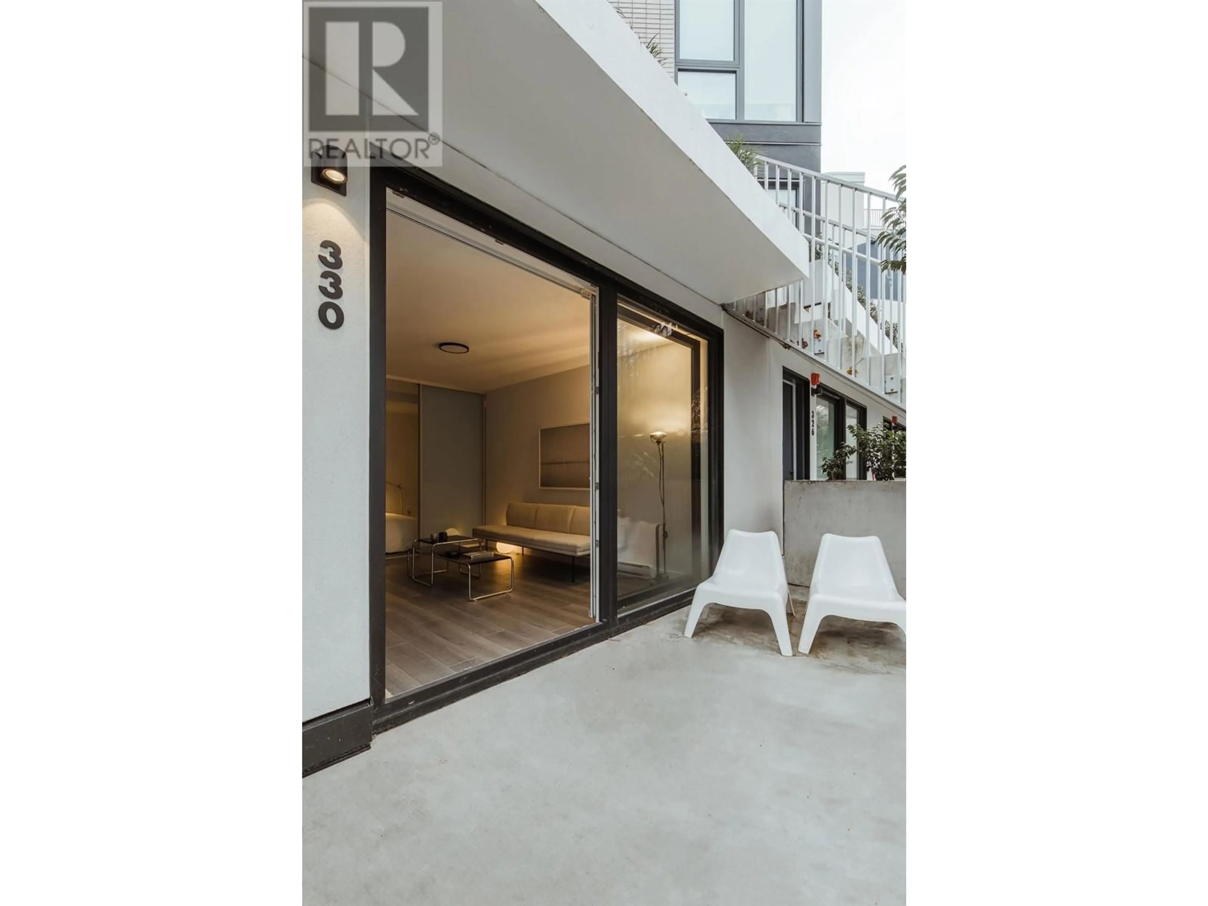 Indoor foyer for 330 15TH AVENUE, Vancouver British Columbia V5T0K5