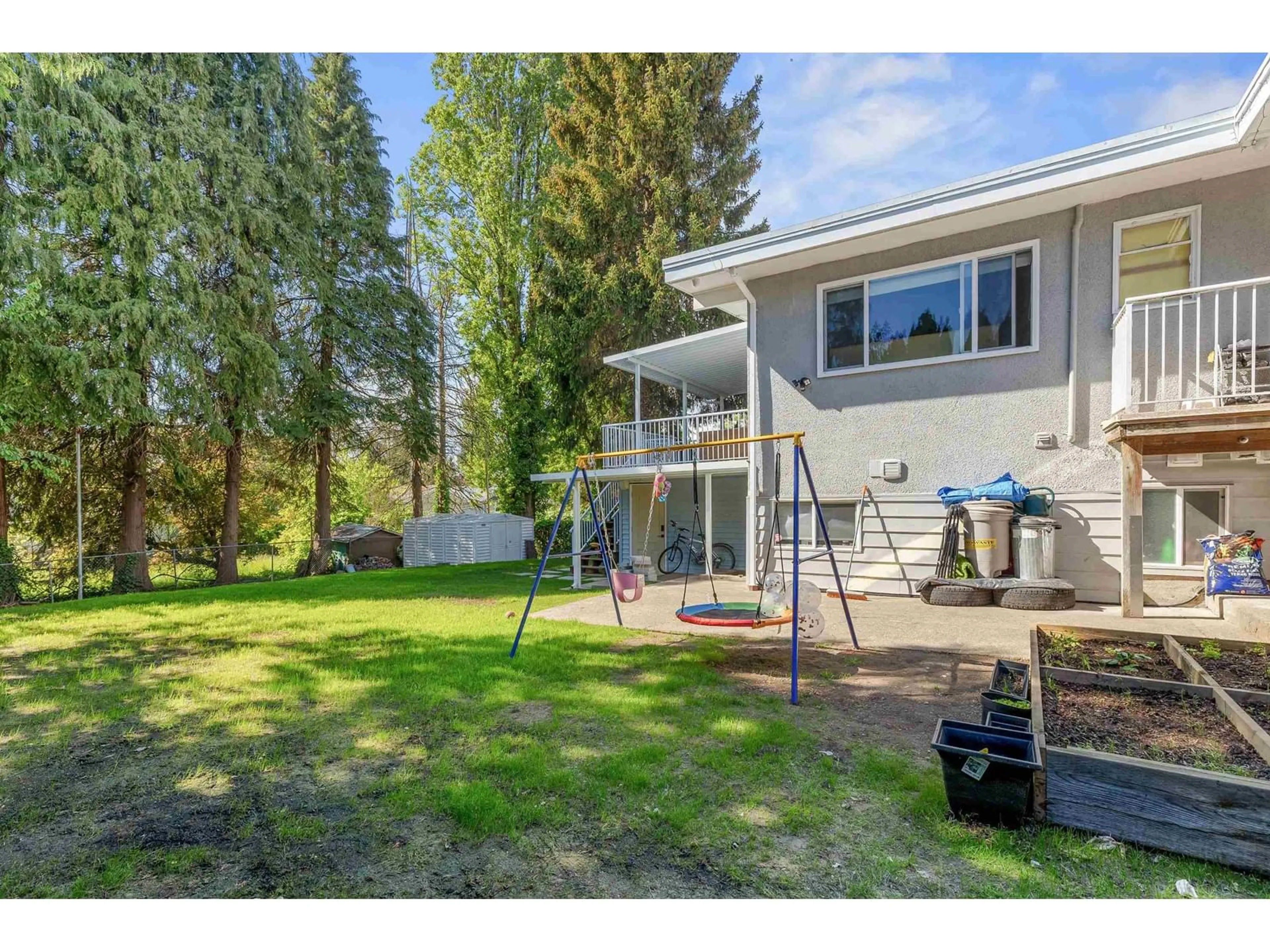 A pic from outside/outdoor area/front of a property/back of a property/a pic from drone, unknown for 10227 127, Surrey British Columbia V3V5J8