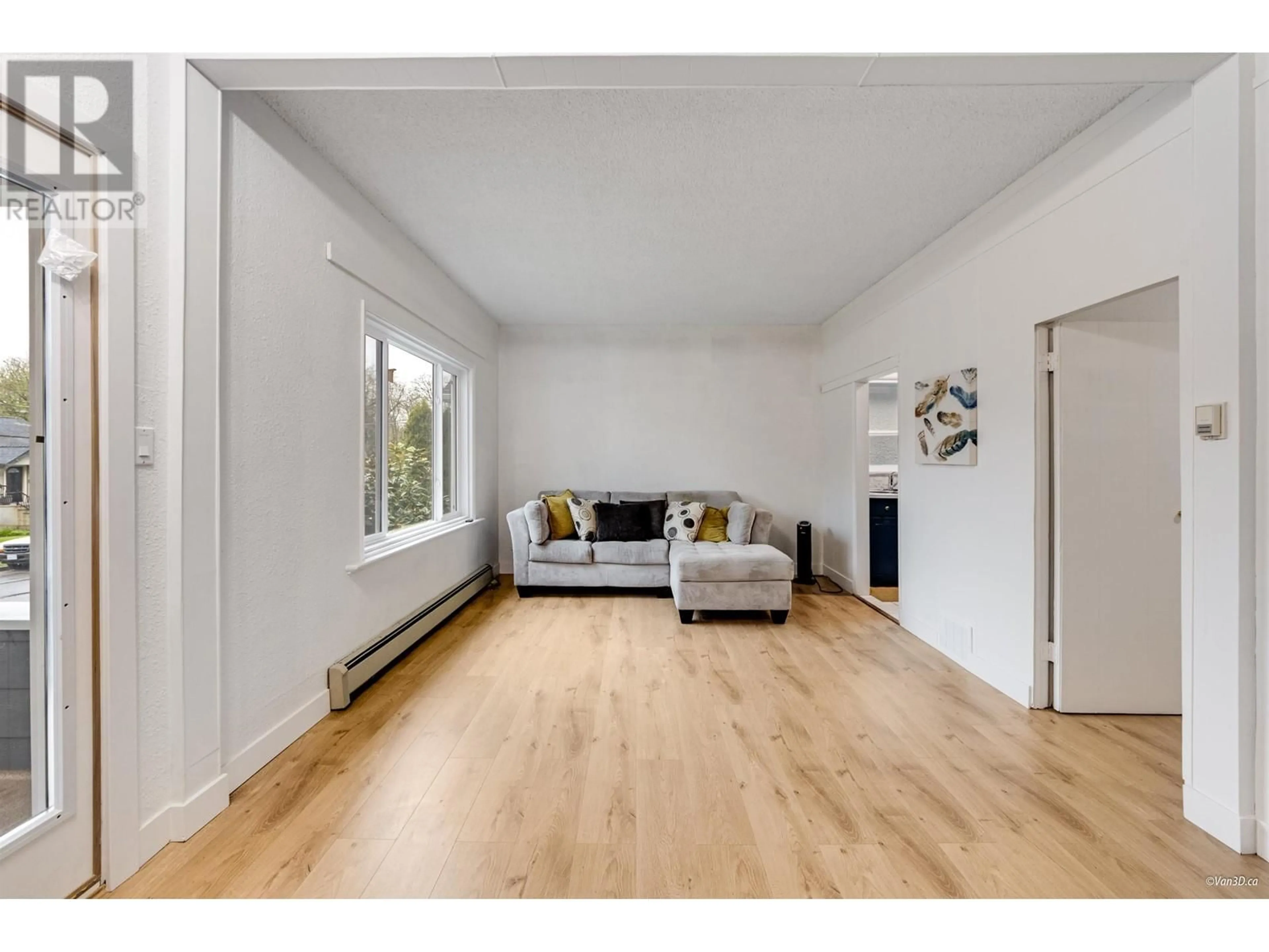 Living room with furniture, wood/laminate floor for 1143 22ND AVENUE, Vancouver British Columbia V5V1W5