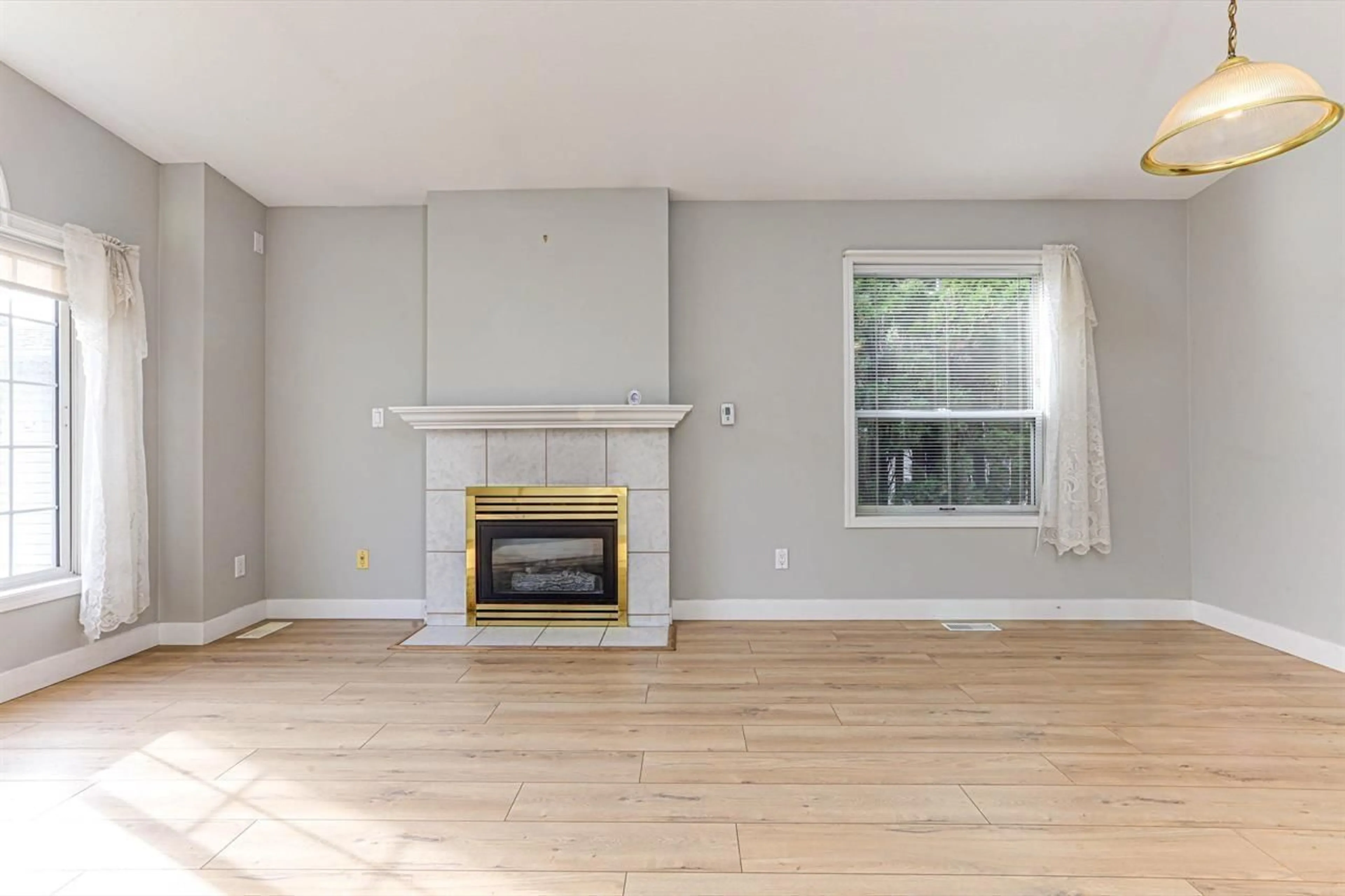 Living room with furniture, wood/laminate floor for 154 - 9080 198, Langley British Columbia V1M3A8