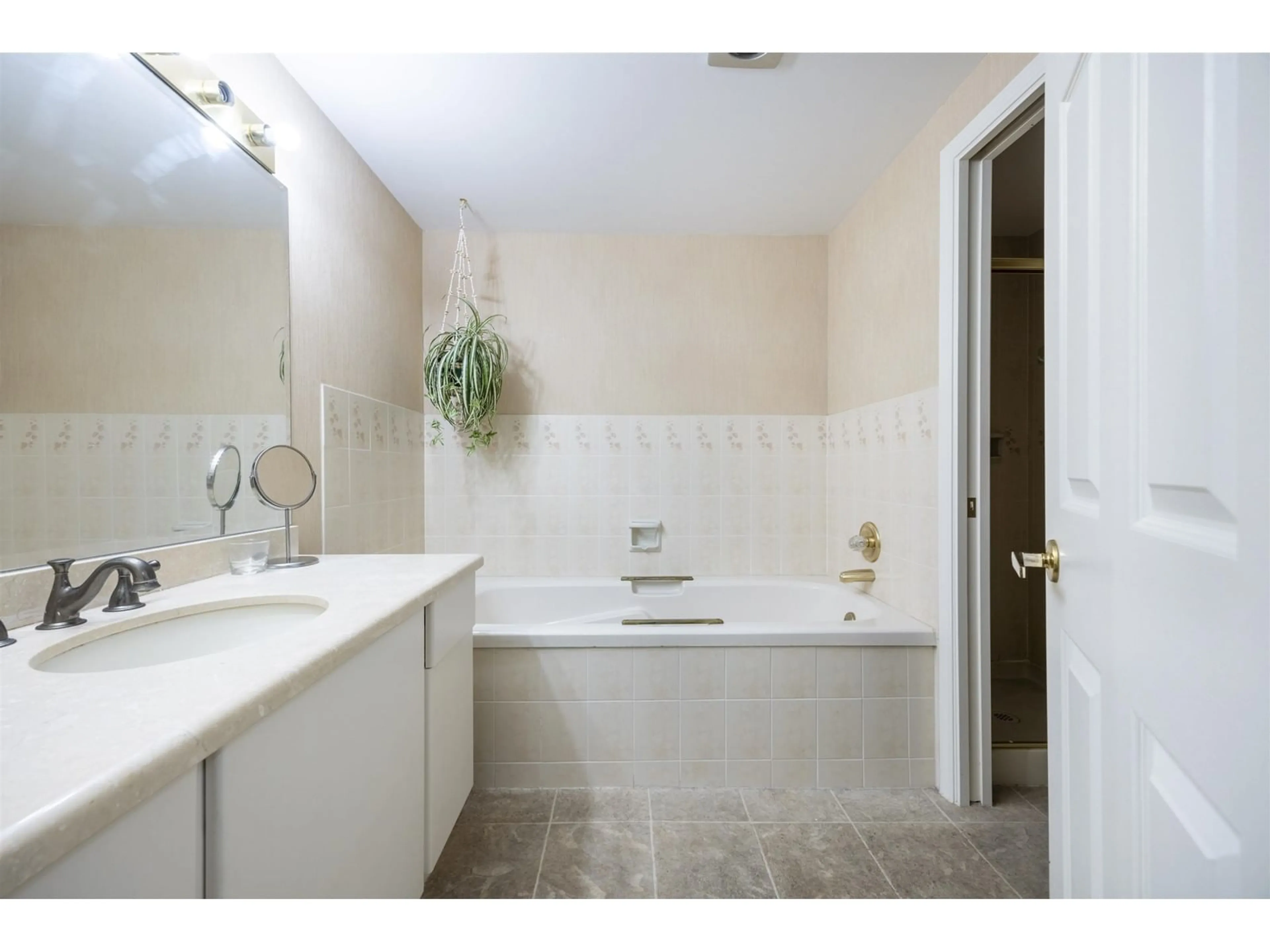 Standard bathroom, ceramic/tile floor for 110 - 15300 17, Surrey British Columbia V4A8Y6